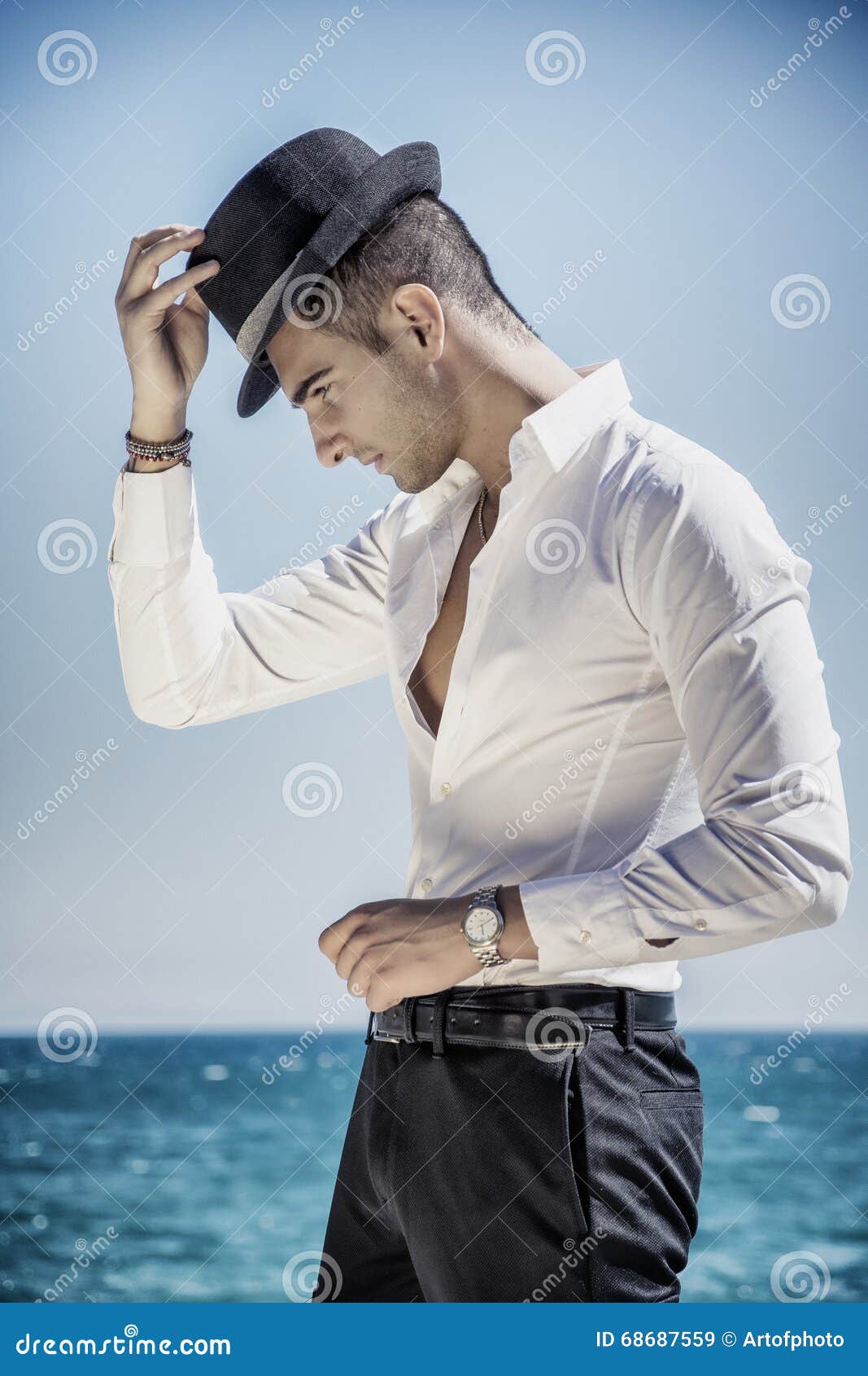 Hombre Hermoso En La Camisa Y El Sombrero Blancos En La Playa