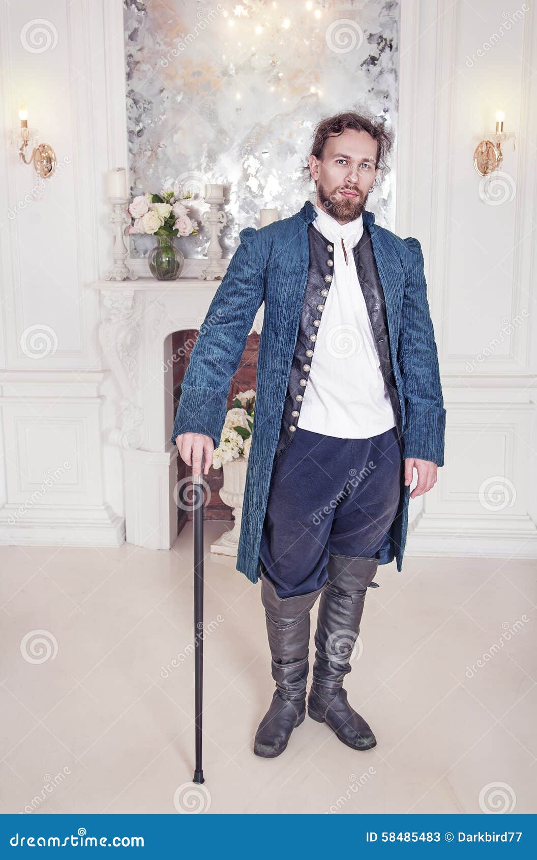 Hombre Hermoso En La Ropa Medieval Que Se Coloca En El Cuarto Imagen de  archivo - Imagen de persona, ropa: 58485483