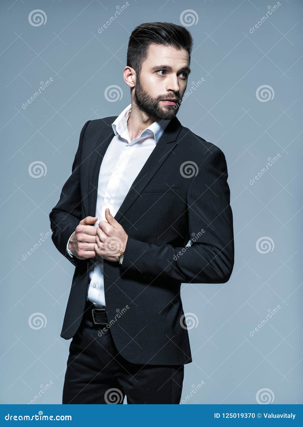 Hombre Hermoso Negro Con La Camisa Blanca Foto de archivo - Imagen de confuso, peinado: 125019370