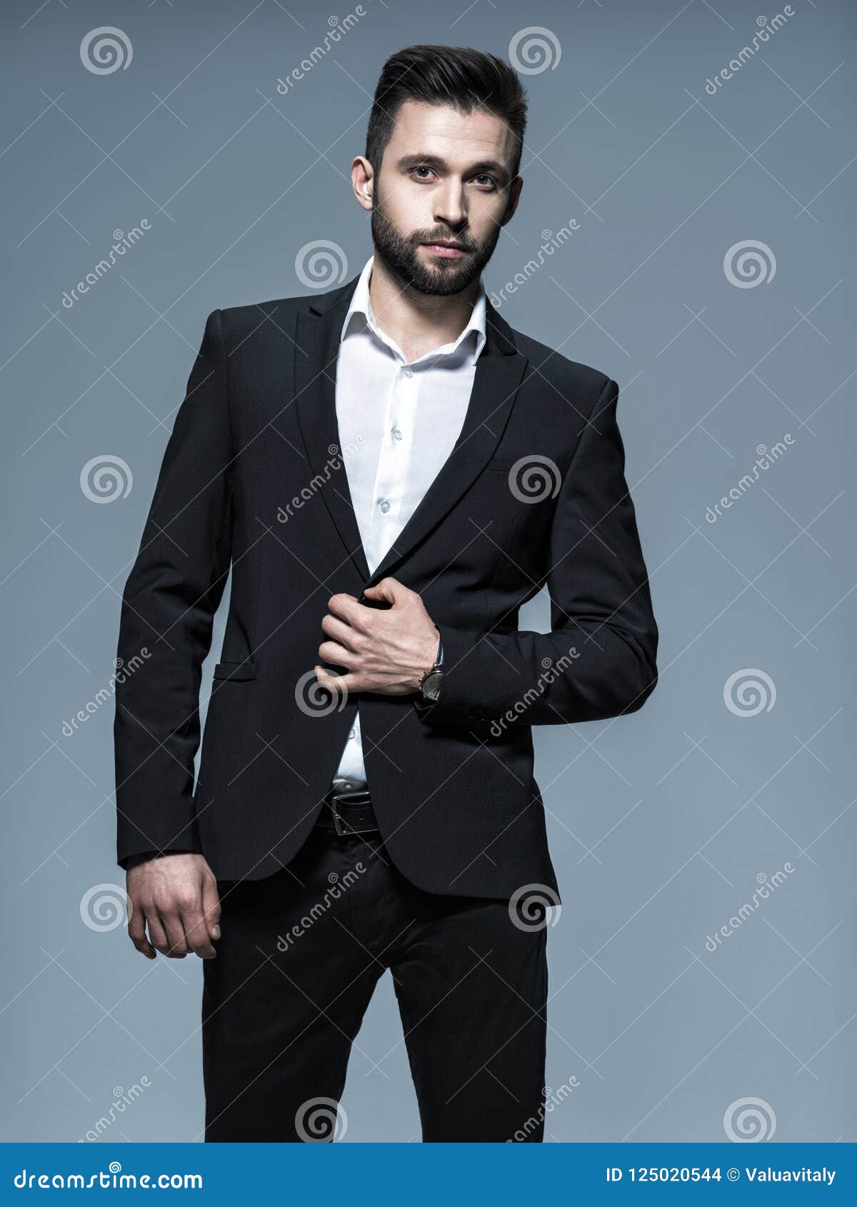 Hombre Hermoso En Traje Negro Con La Camisa Blanca Foto de archivo - Imagen de lejos: 125020544