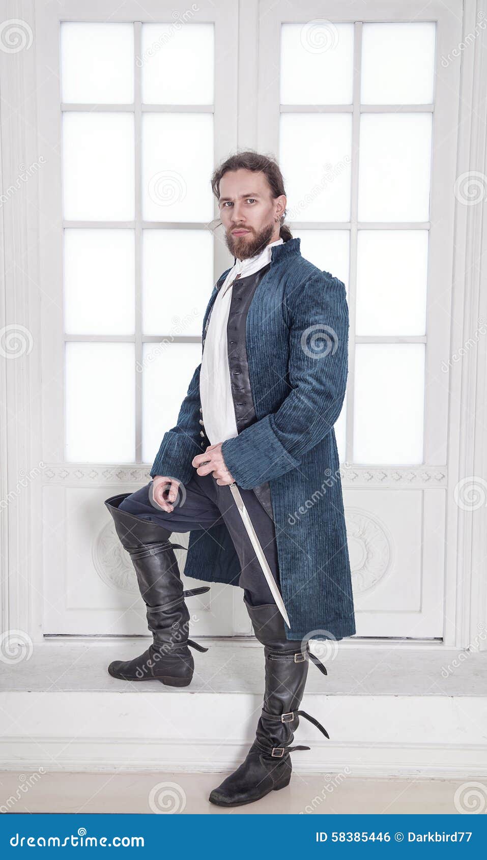 Hombre Hermoso Joven En Ropa Medieval Con La Situación De La Espada Foto de  archivo - Imagen de hermoso, mirando: 58385446