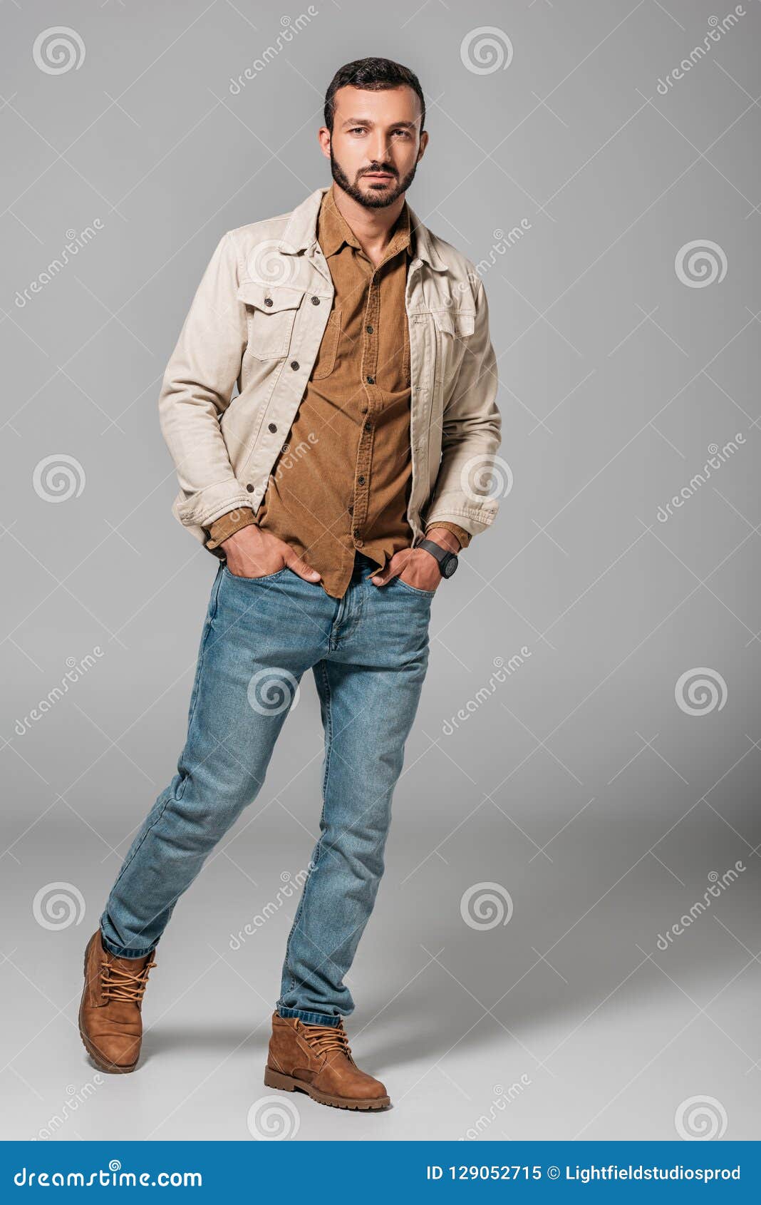 Hombre Presenta En Camisa De La Y Chaqueta Del Otoño Con Las Manos En Bolsillos Vaqueros Imagen de archivo - Imagen de barbudo, estilismo: 129052715