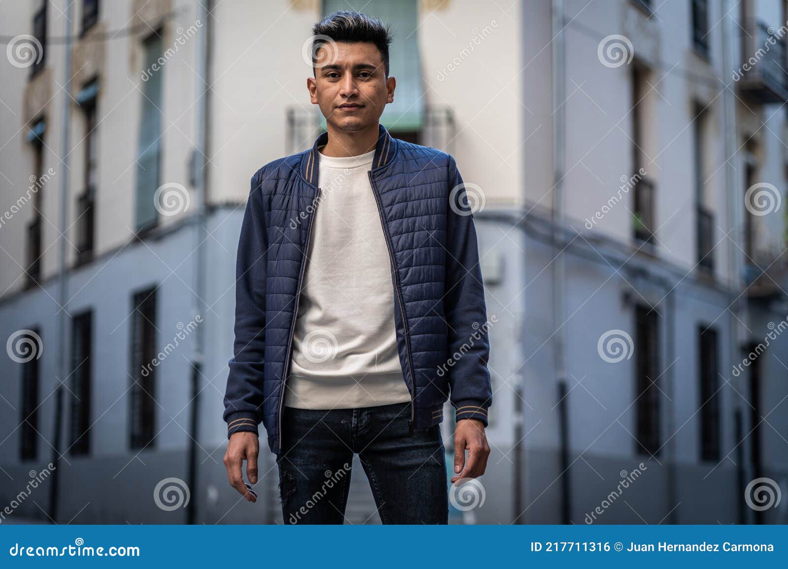 Hombre Hispano Con Jeans Y Chaqueta Casual Foto de archivo