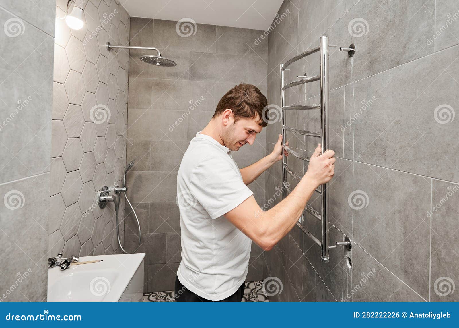 Hombre Instalando El Secador De Toallas Eléctricas En El Baño