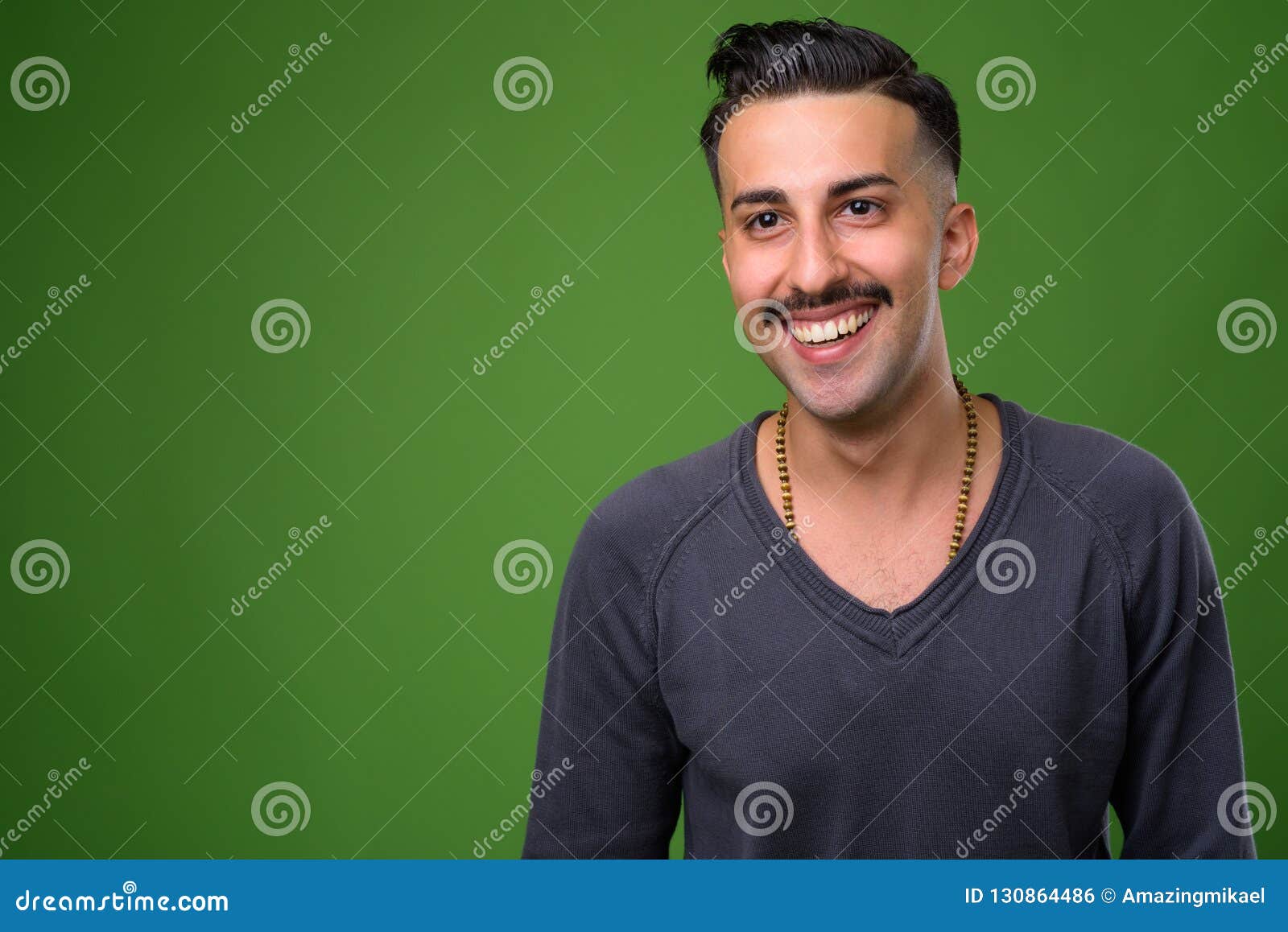 hombre-iran%C3%AD-hermoso-joven-con-el-bigote-contra-backgroun-verde-130864486.jpg