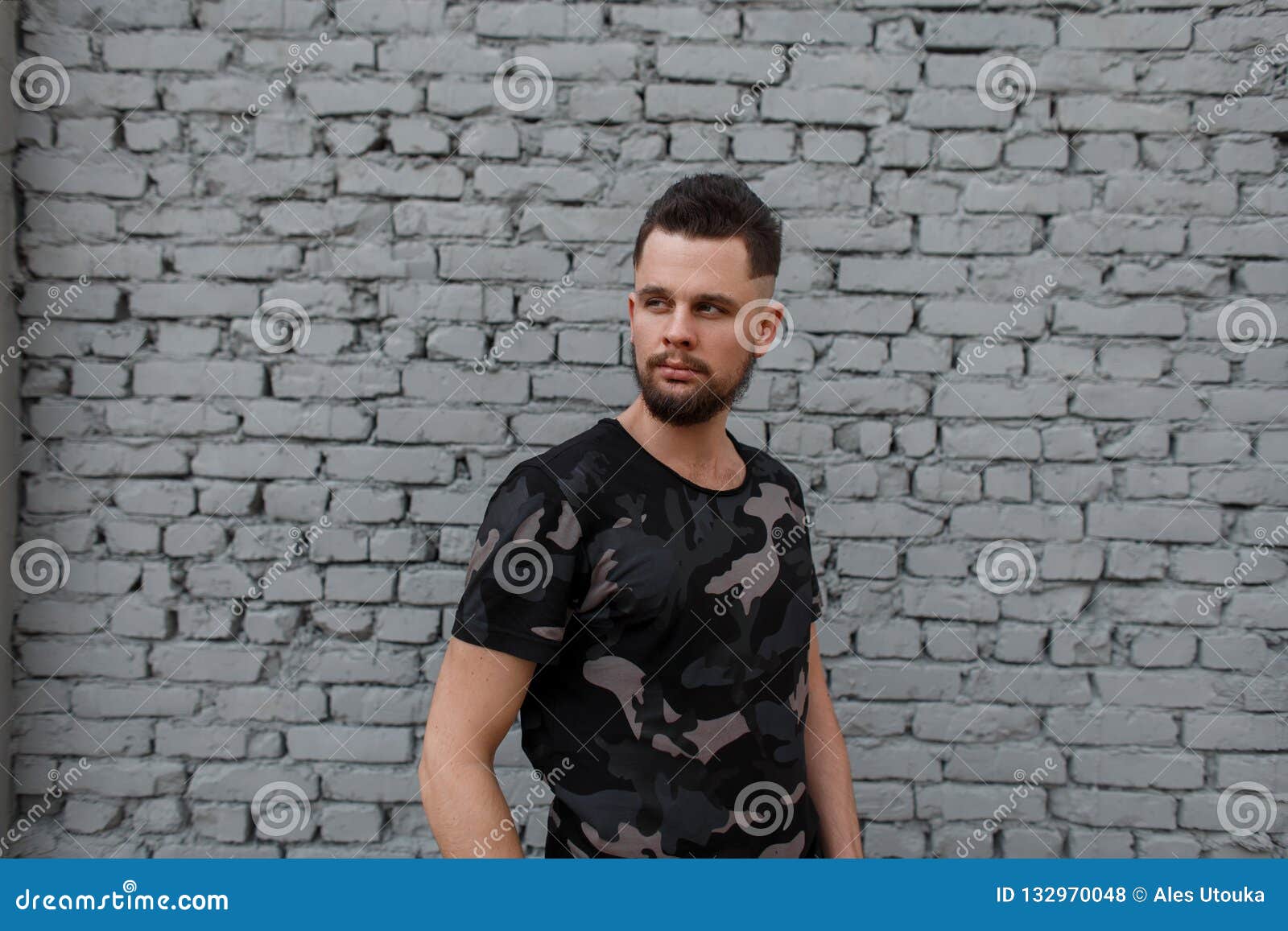 Hombre Joven Brutal Atractivo En Una Camiseta Militar De Moda Foto de  archivo - Imagen de barba, camuflaje: 132970048