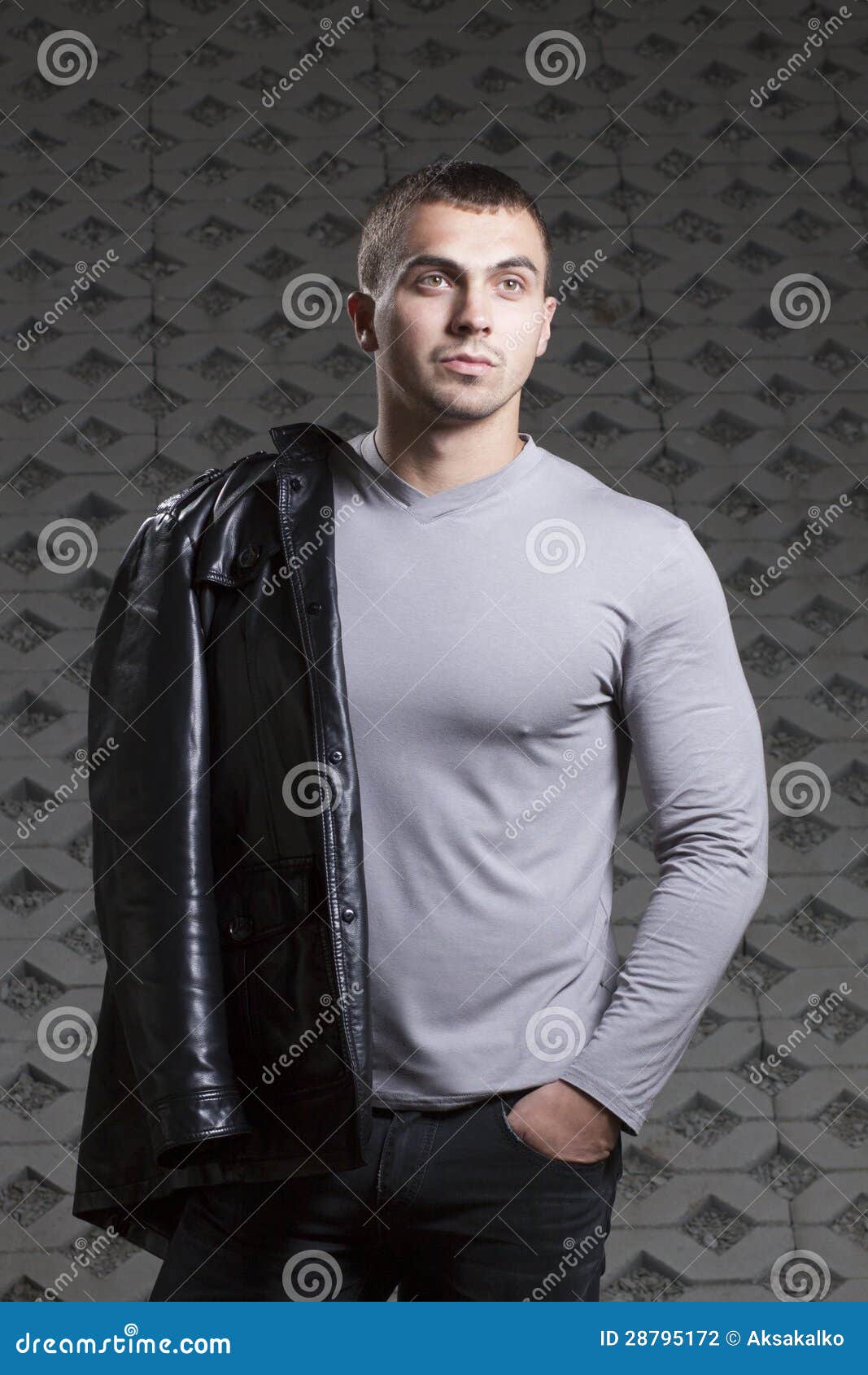 Viaje evaluar perspectiva Hombre Joven Brutal En Una Chaqueta De Cuero Foto de archivo - Imagen de  masculino, ocasional: 28795172