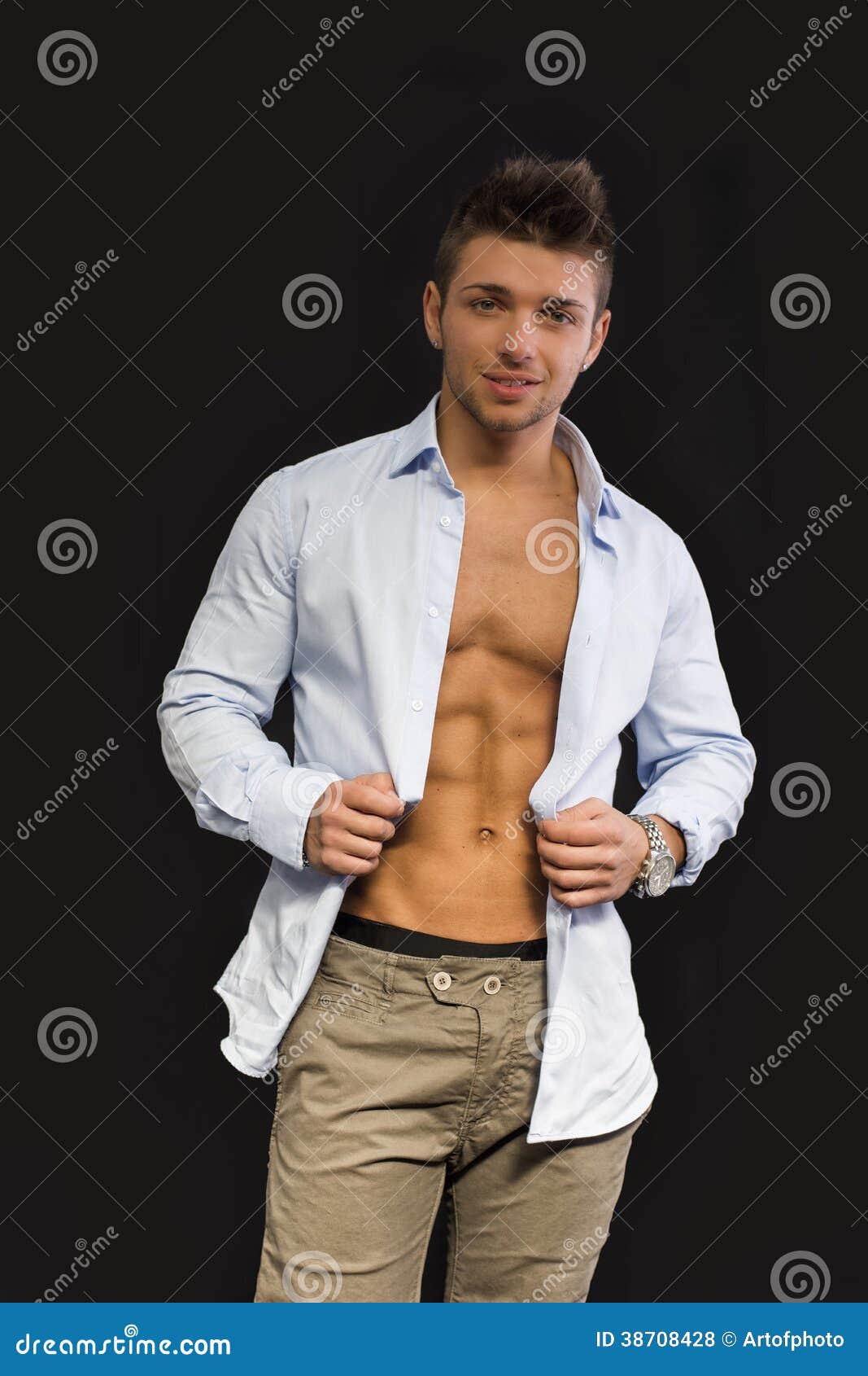 Hombre Joven Con Camisa Abierta En El Muscular de - Imagen de gente, cara: 38708428