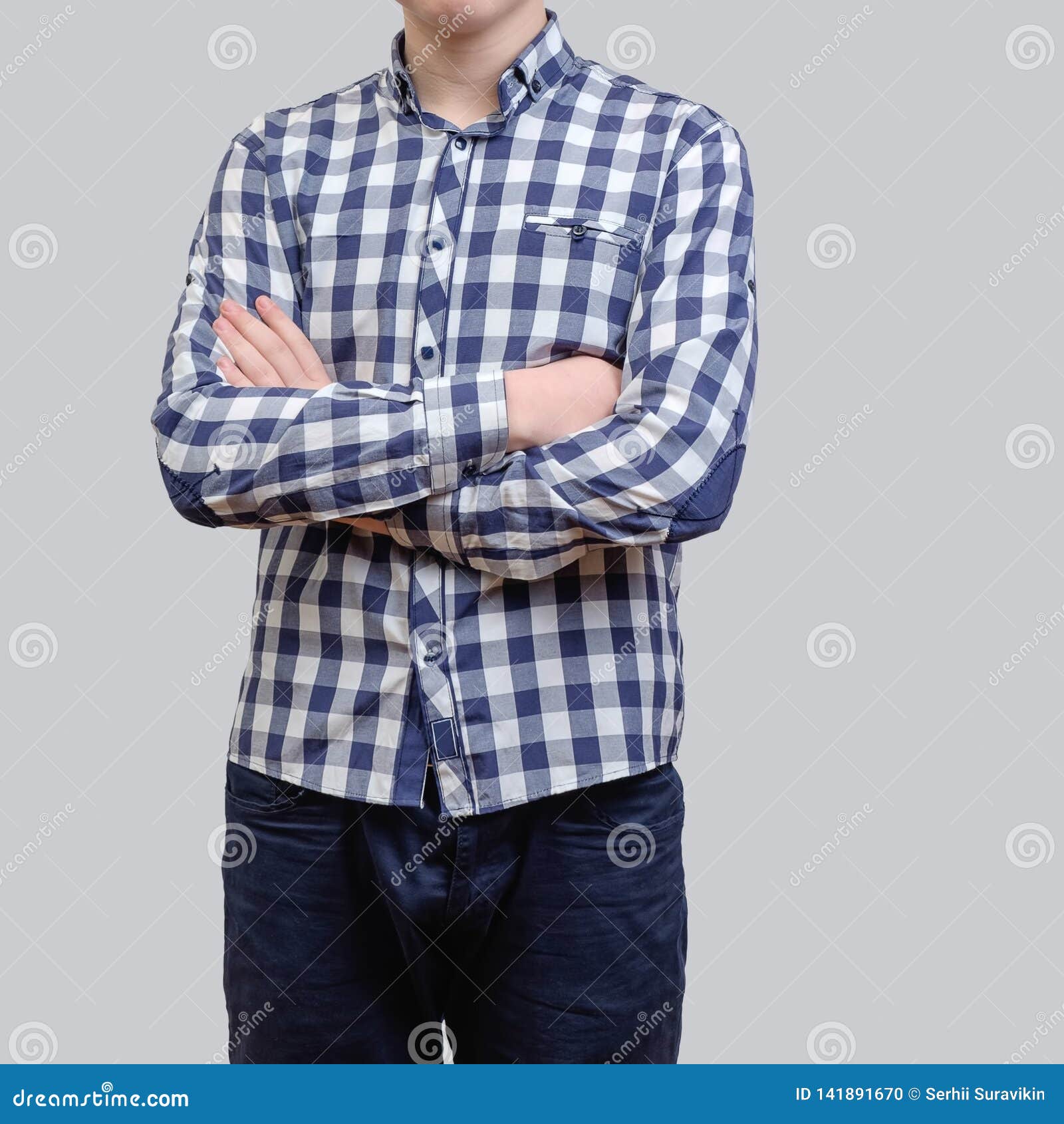 Hombre Joven De Moda Que Lleva La Camisa a Cuadros Azul, Oponiéndose a Un Foto de archivo - Imagen de gente, vaqueros: 141891670