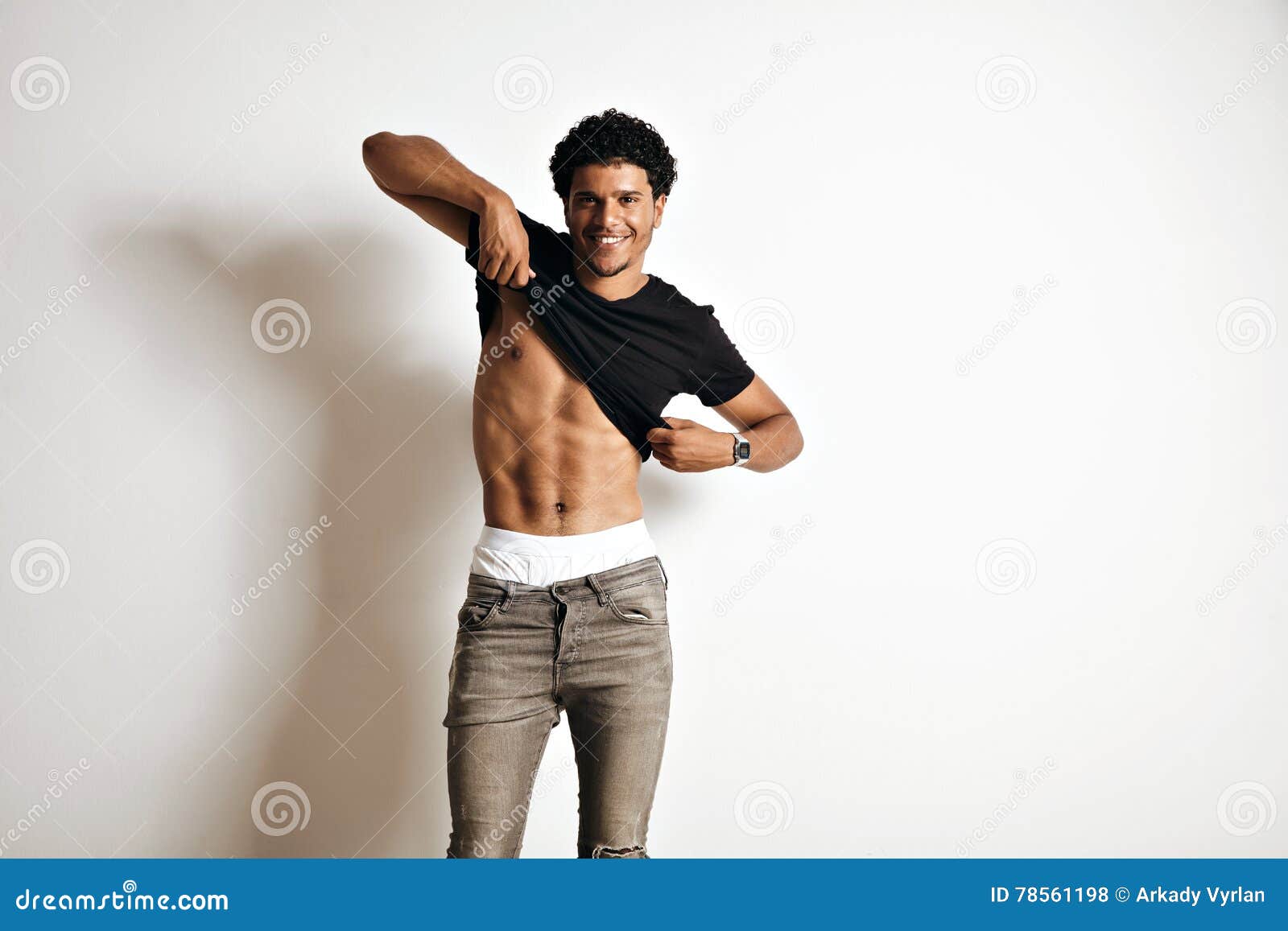 Hombre Hispano Con Jeans Y Chaqueta Casual Foto de archivo - Imagen de  latino, hombre: 217711316
