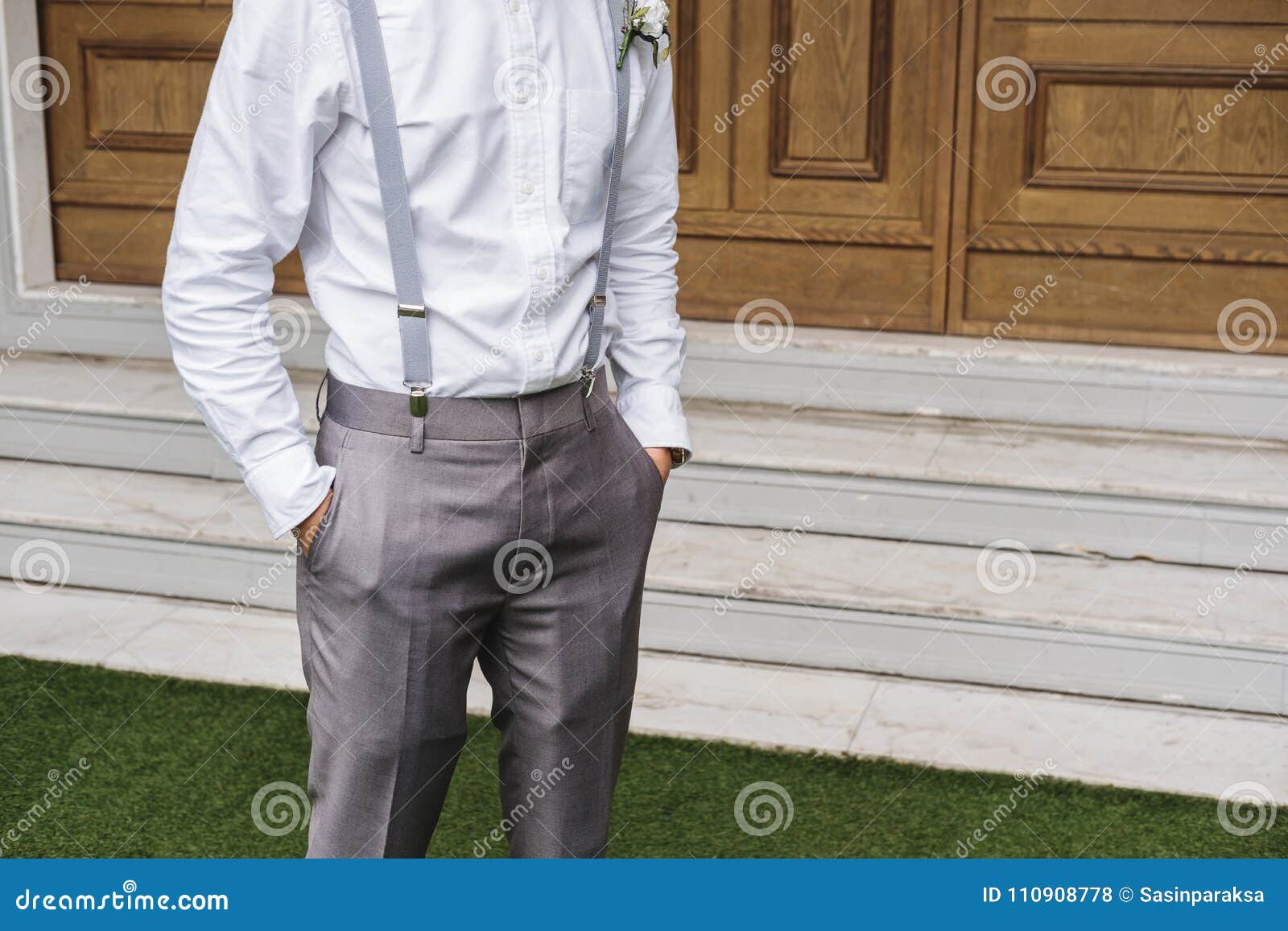 Hombre Joven Del Primer En La Camisa Blanca Y El Pantalón Gris De La Escoria, Con La Mano En El Bolsillo Foto de archivo - Imagen de gris, 110908778