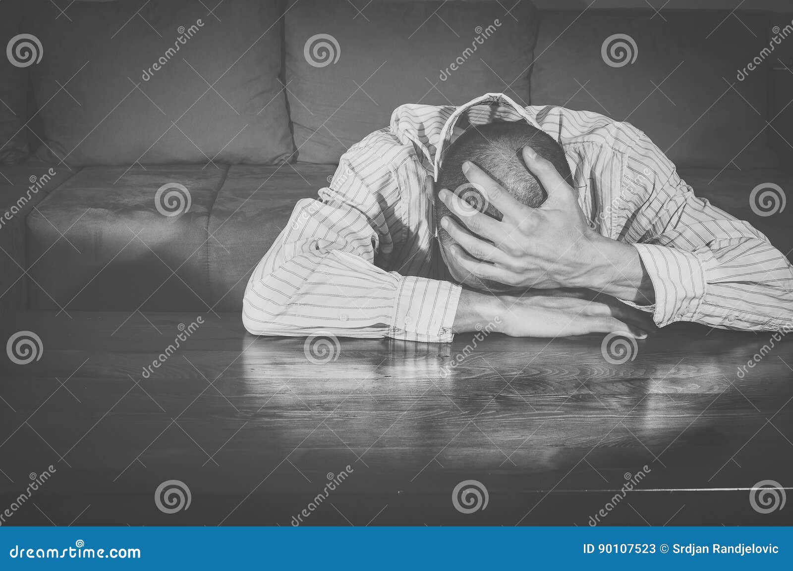 Concepto de soledad, triste pisado el hombre está sentado en una gran lámpara, efecto de escala. Depresión de personas solas Fotografía de stock - Alamy