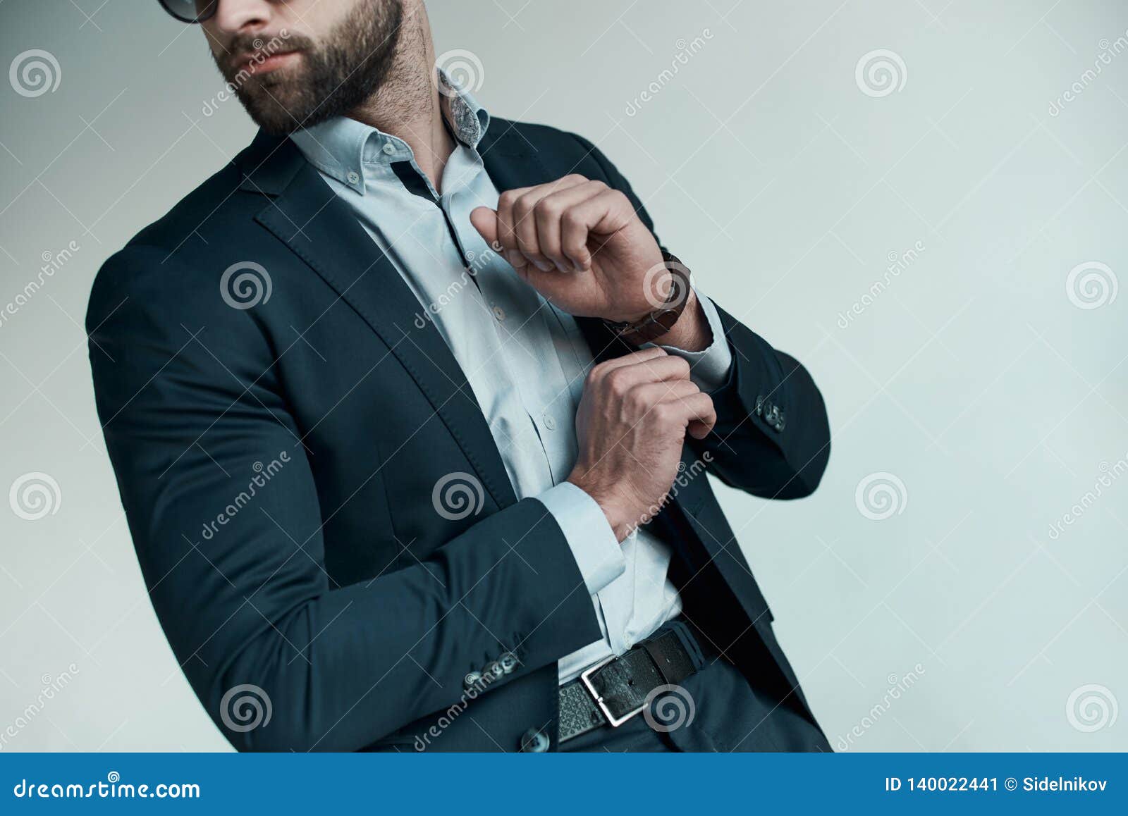 Hombre Joven En Un Estilo Del Asunto Imagen De Moda Vestido De Noche Situación Seria Del Hombre Y Mirada a Un Lado Imagen de archivo - Imagen de masculino: