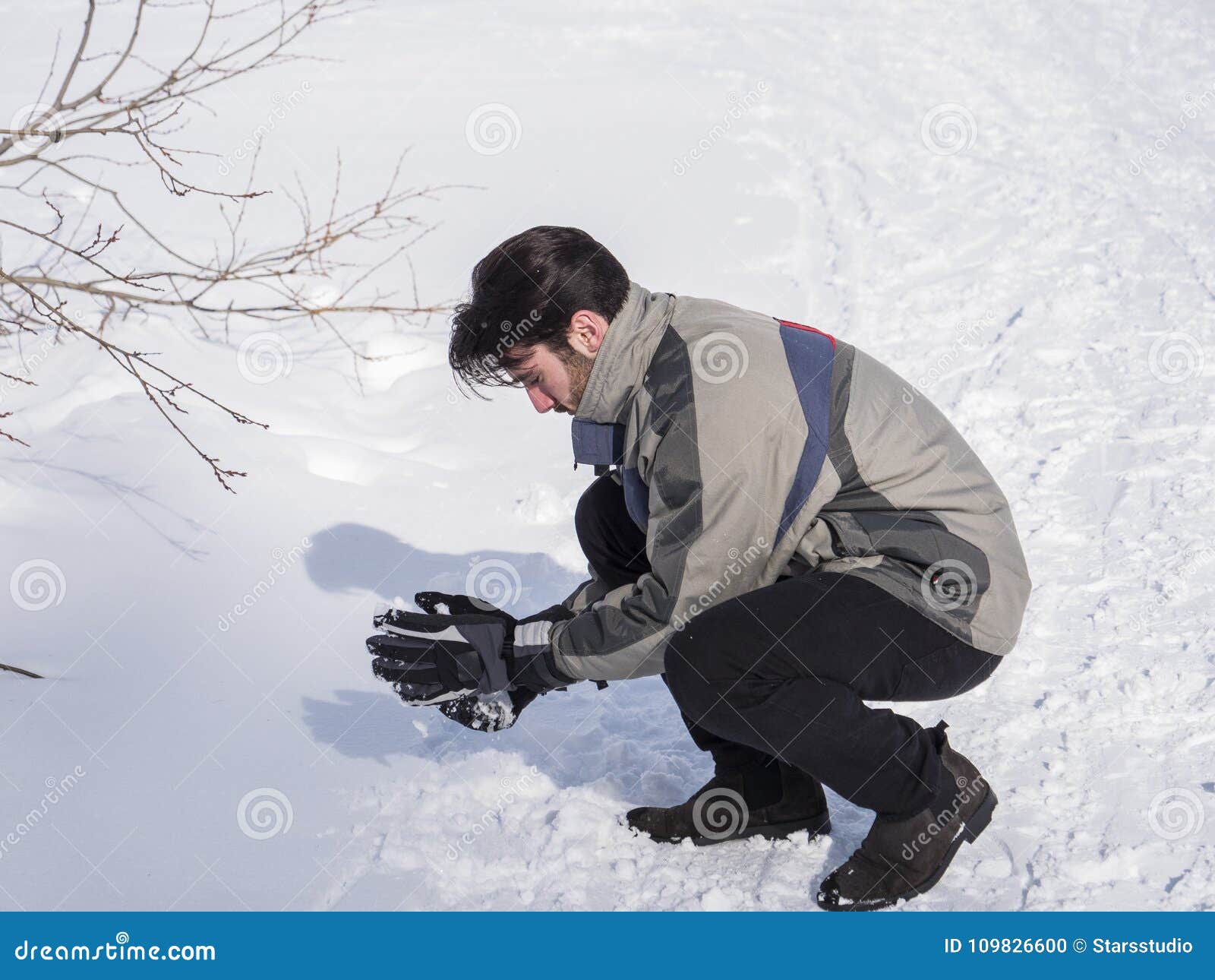 Hombre Joven En Bola De Nieve Que De La Ropa De Deportes Del Invierno de archivo - Imagen alegre, ocio: 109826600