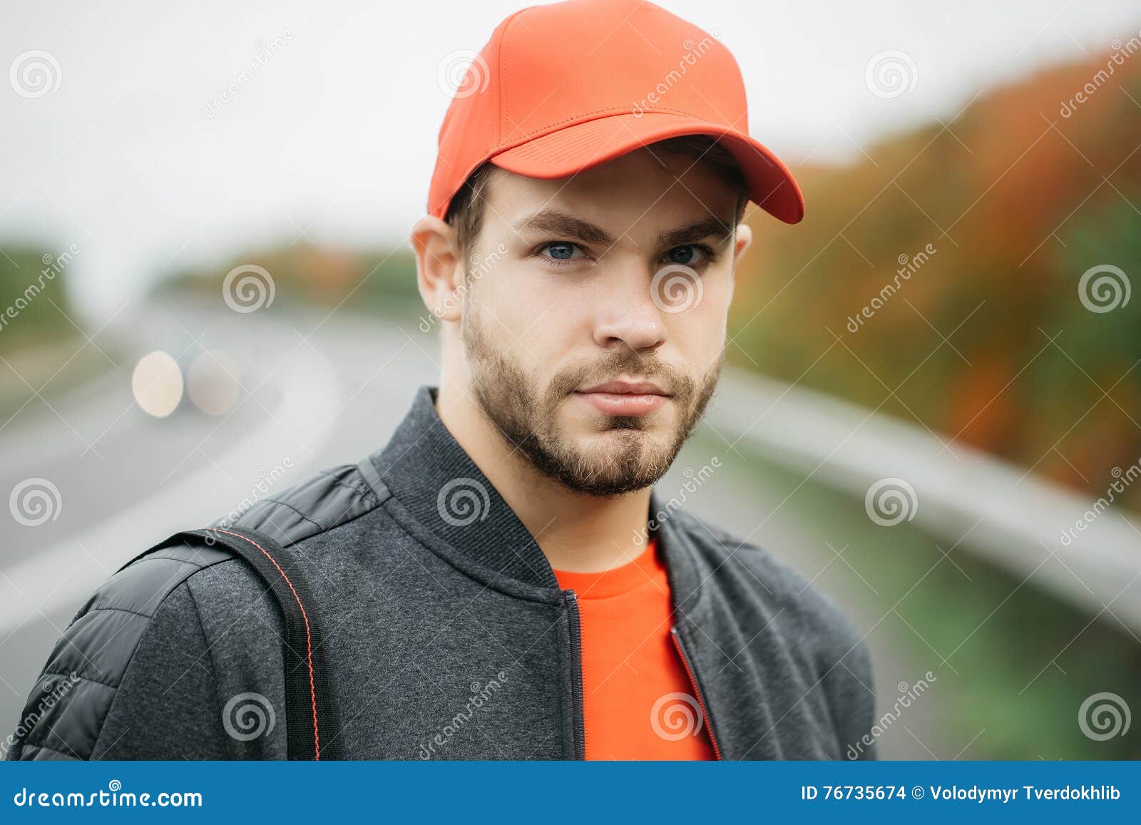 Hombre Joven En Gorra De Béisbol Foto de archivo - Imagen de muchacho,  barbudo: 76735674