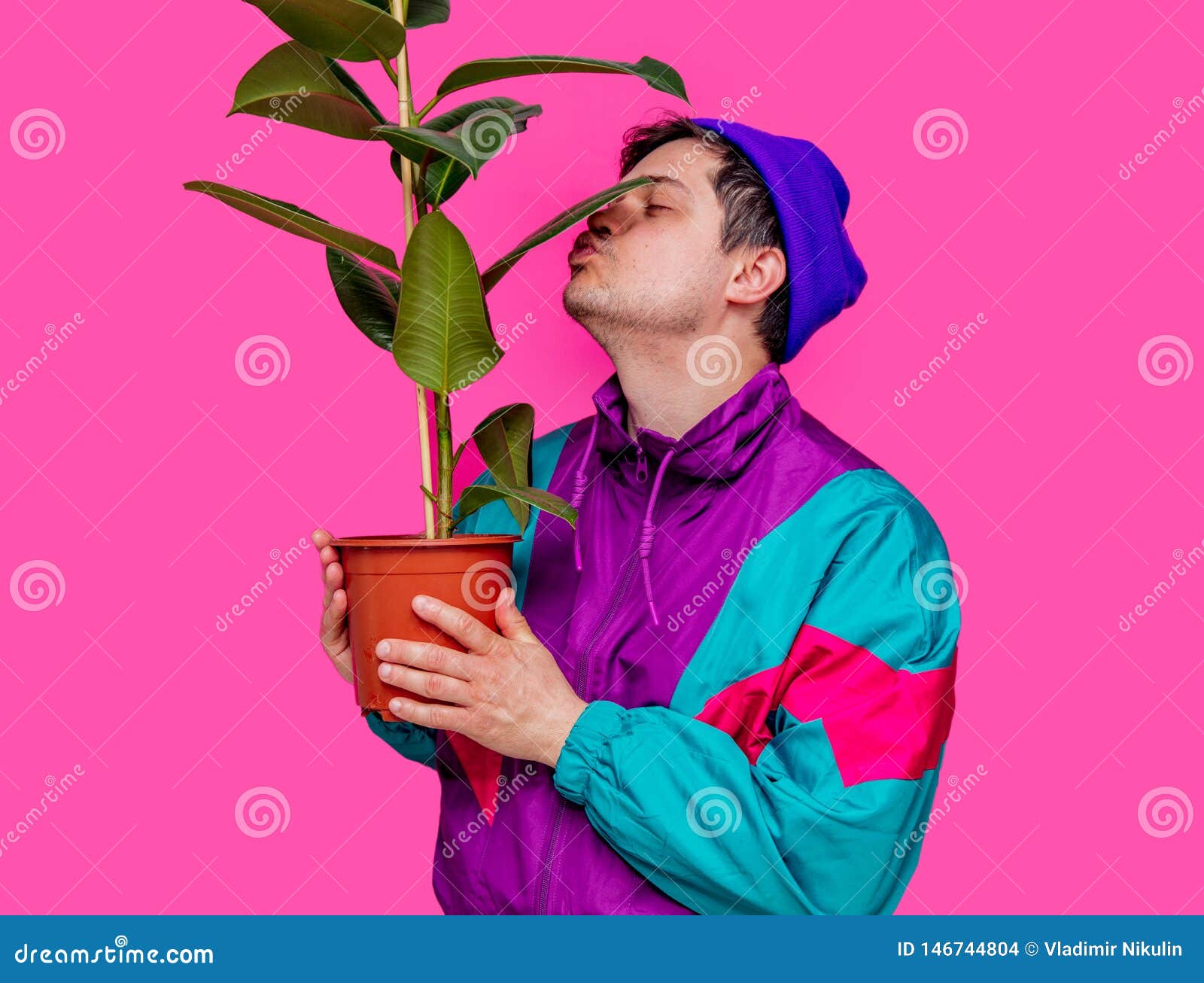 vestir Accidental Borde Hombre Joven En La Ropa 90s Que Besa La Planta De Los Ficus Foto de archivo  - Imagen de adulto, vendimia: 146744804