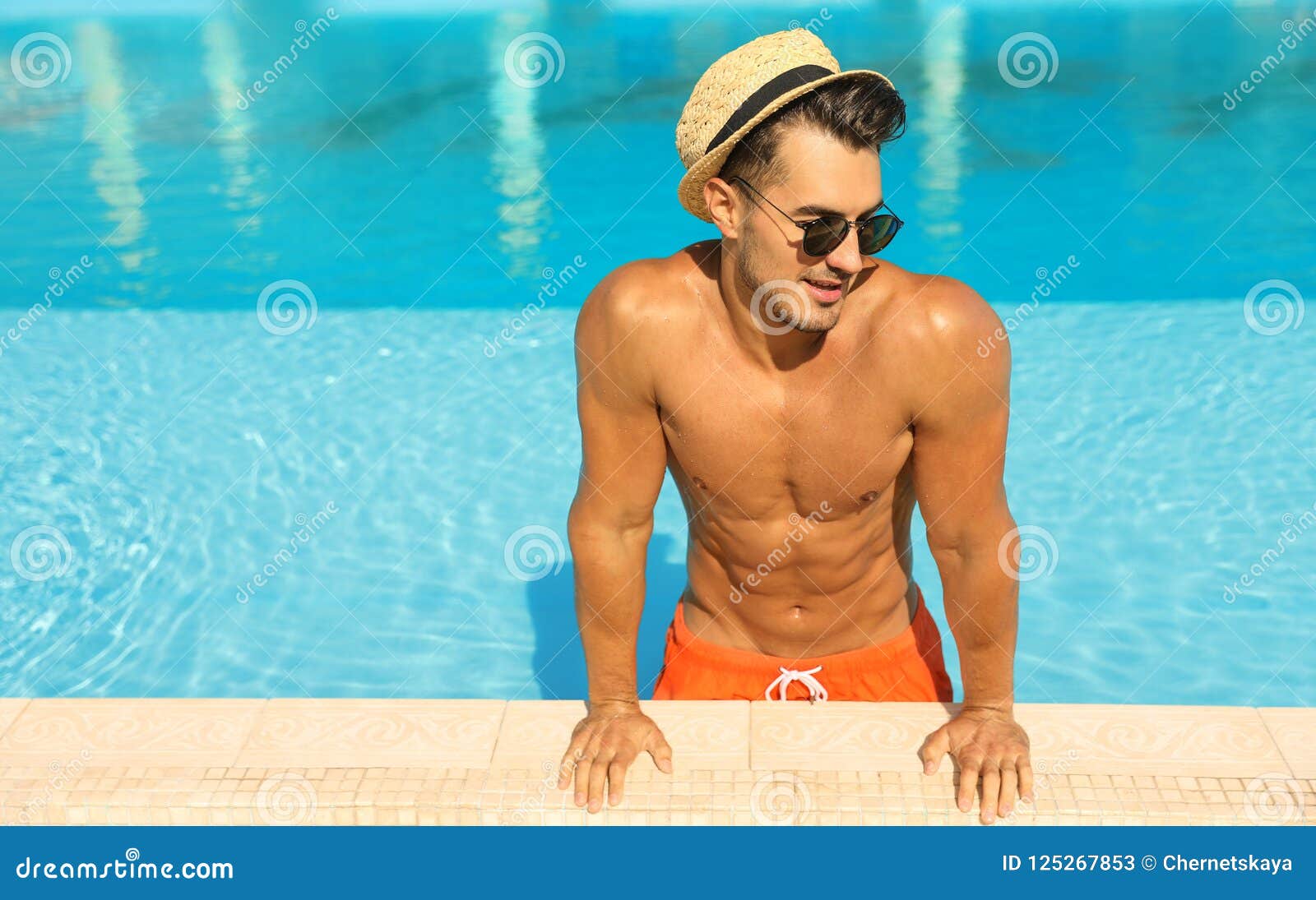 Hombre Joven En Gafas De Sol En La Piscina Foto de stock y más