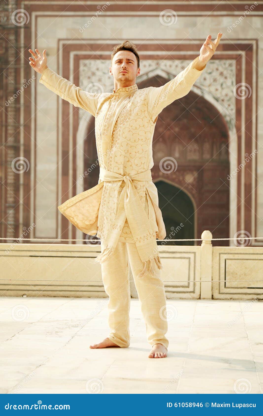 Hombre joven en ropa india foto de archivo. Imagen de joven - 61058946