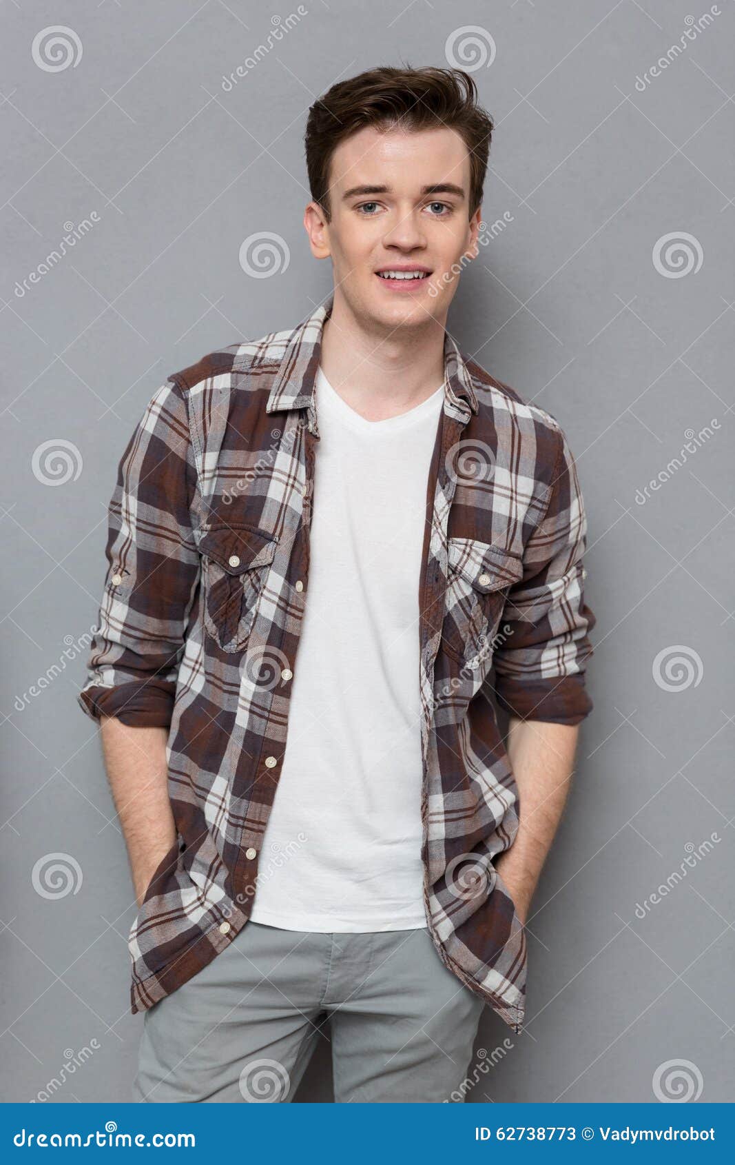 visión privado semáforo Hombre Joven Hermoso En La Camisa a Cuadros Que Presenta Y Que Sonríe  Imagen de archivo - Imagen de camisa, alegre: 62738773