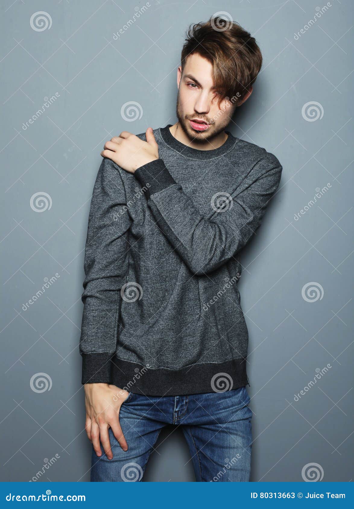 Preciso Cuota de admisión Detectar Hombre Joven Hermoso En La Ropa De Sport Elegante Que Mira La Cámara Imagen  de archivo - Imagen de ocasional, ropa: 80313663