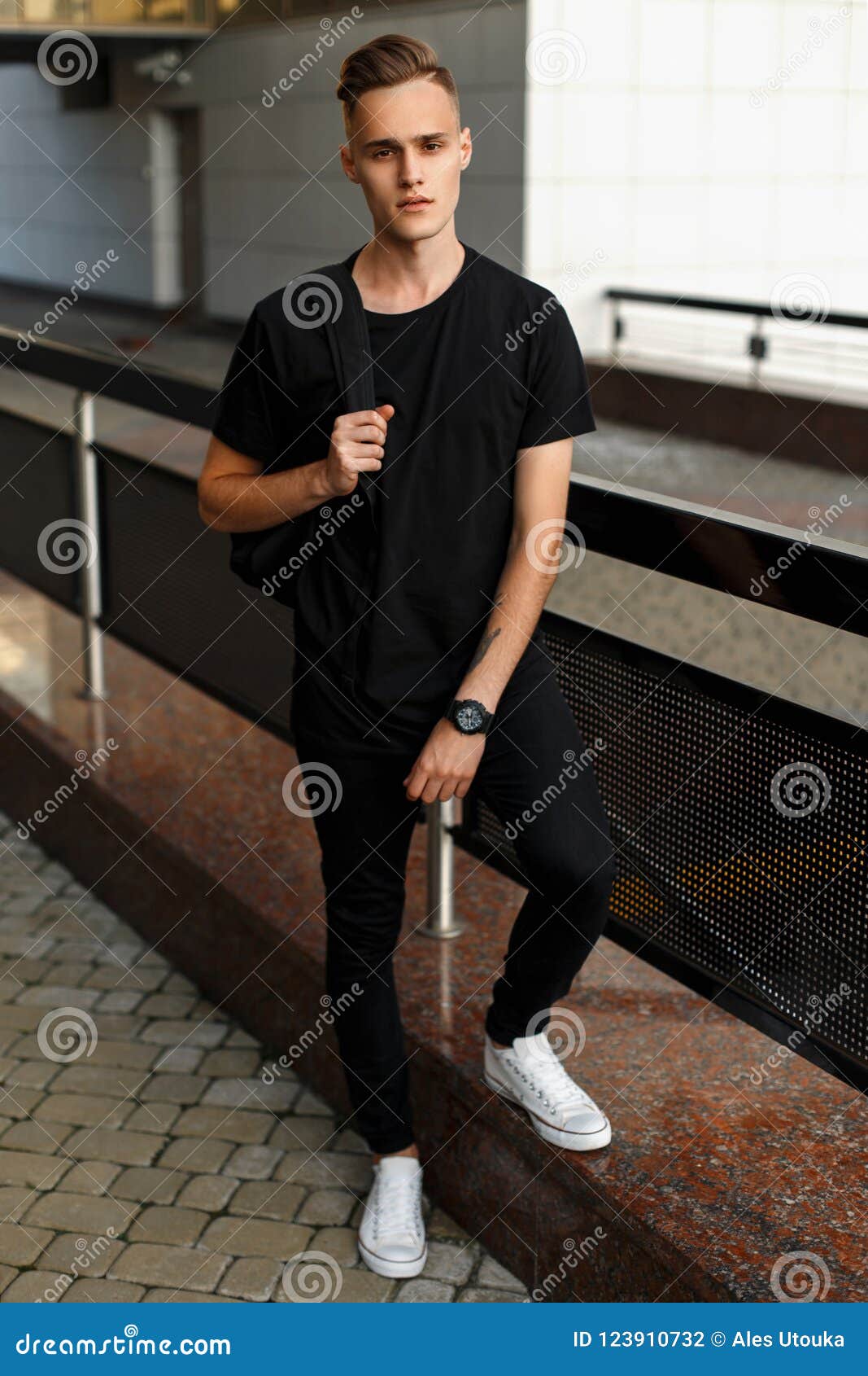 Hombre Joven Hermoso En Ropa Negra Elegante Zapatos Blancos Foto de archivo - Imagen de vaqueros, retrato: