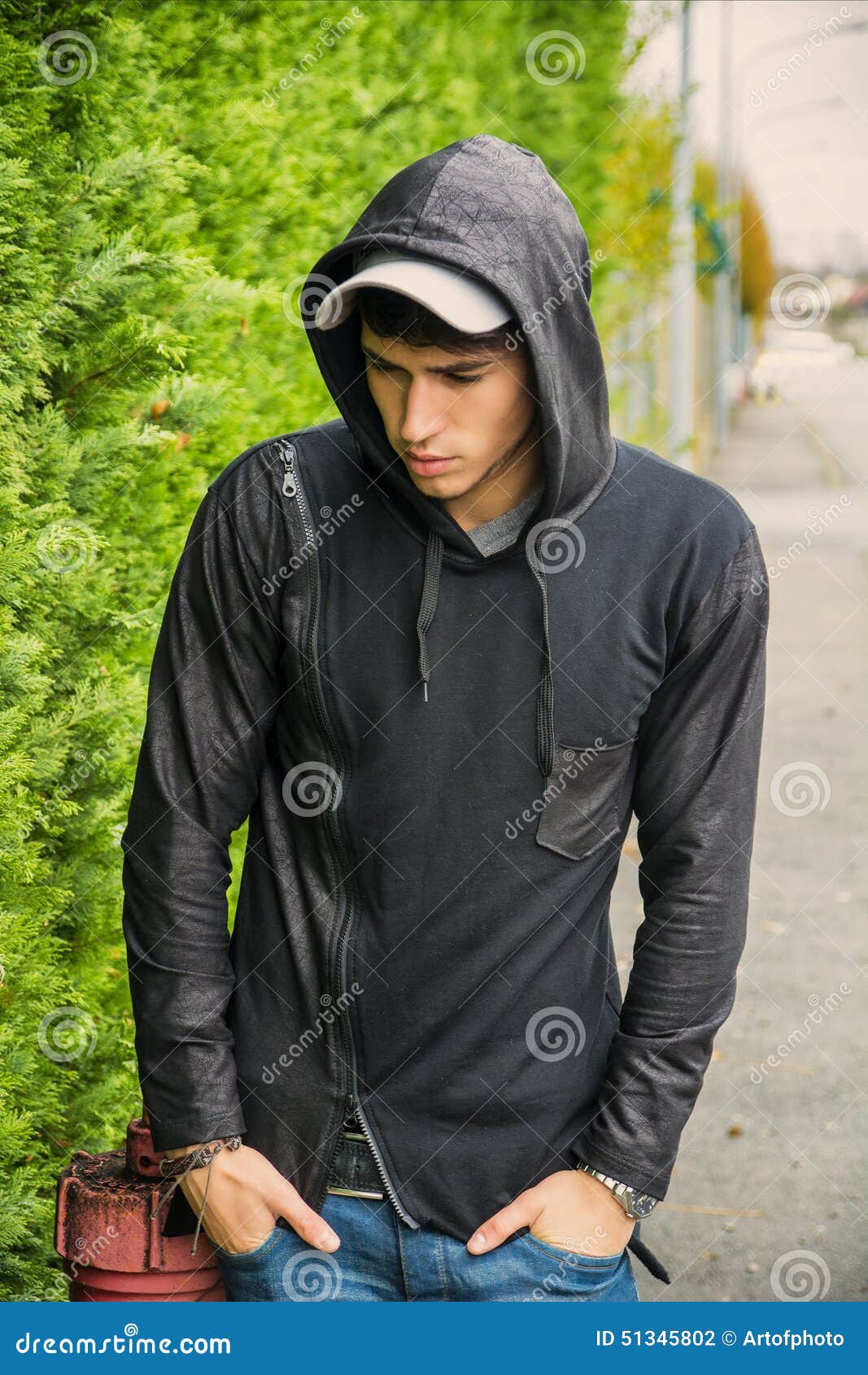 Hombre Joven Hermoso En Suéter Negro De La Sudadera Con Capucha Foto de  archivo - Imagen de adulto, serio: 51345802