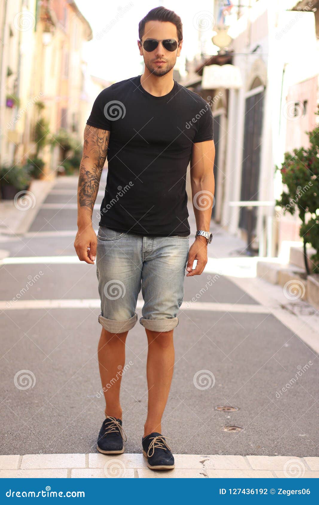 Un Hombre Hermoso De Pelo Oscuro Con Gafas De Sol Y Chaqueta De Jeans  Imagen de archivo - Imagen de manera, modelo: 220538837