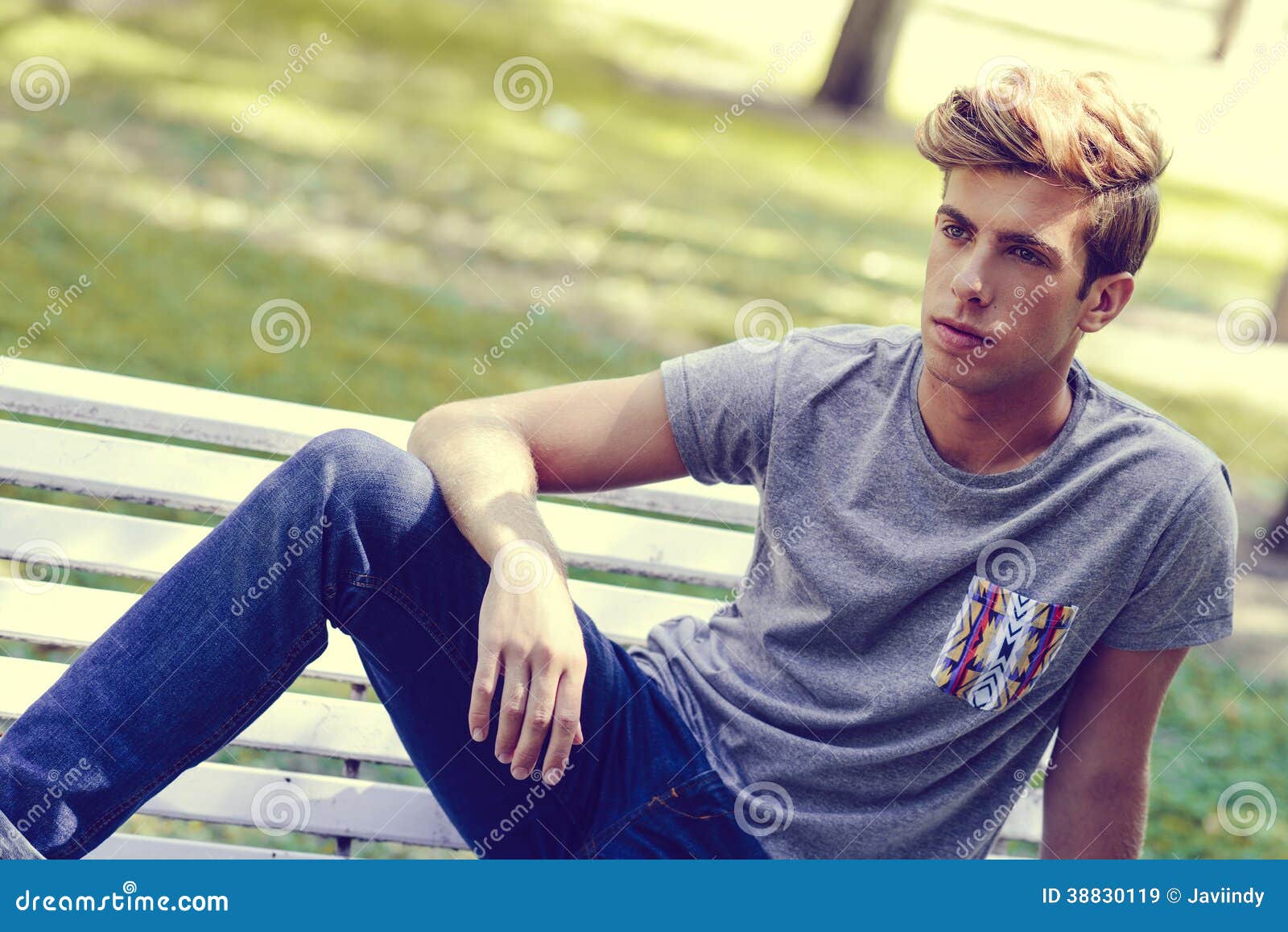 Hombre Joven, Modelo De La Moda Imagen de archivo - Imagen de moderno,  serio: 38830119