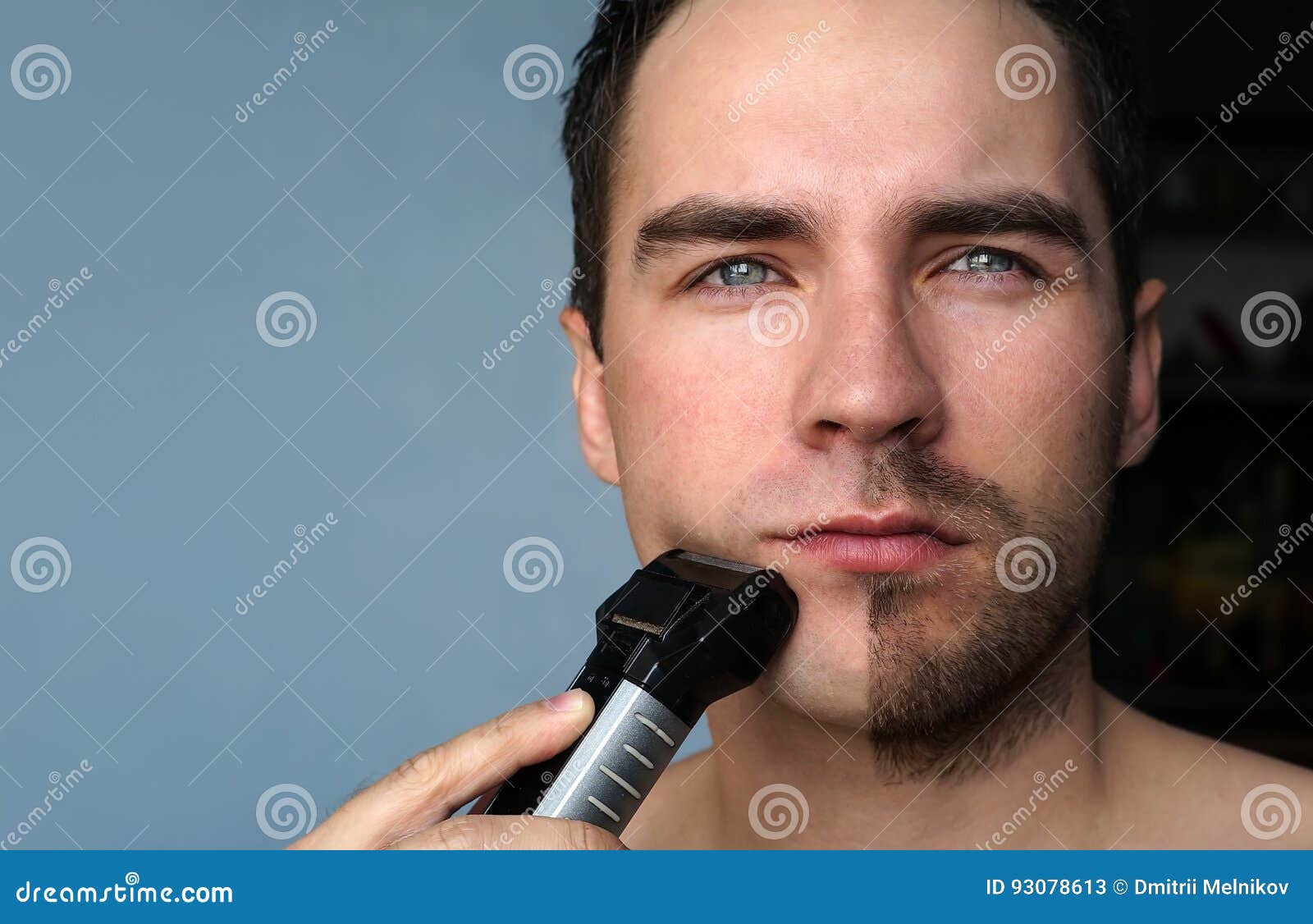 Hombre Joven Que Afeita Su Barba Con La Máquina De Afeitar Eléctrica Él  Afeitó La Mitad De La Barba Imagen de archivo - Imagen de fondo, parte:  93078613