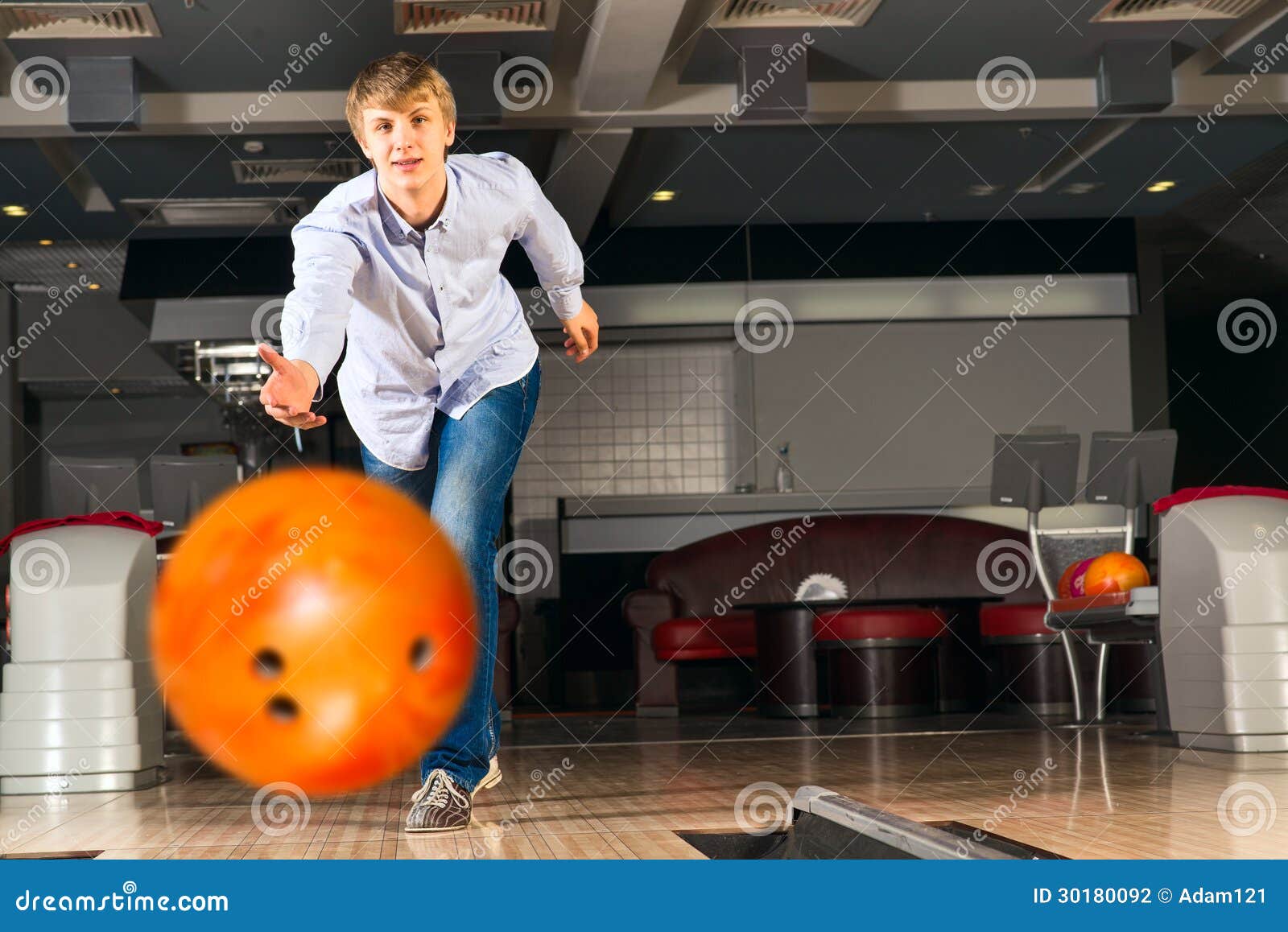 Бросание шаров. Человек с шаром для боулинга. Кинул шар боулинг. Мужик кидает шар для боулинга. Чел кидает боулинговый шар.