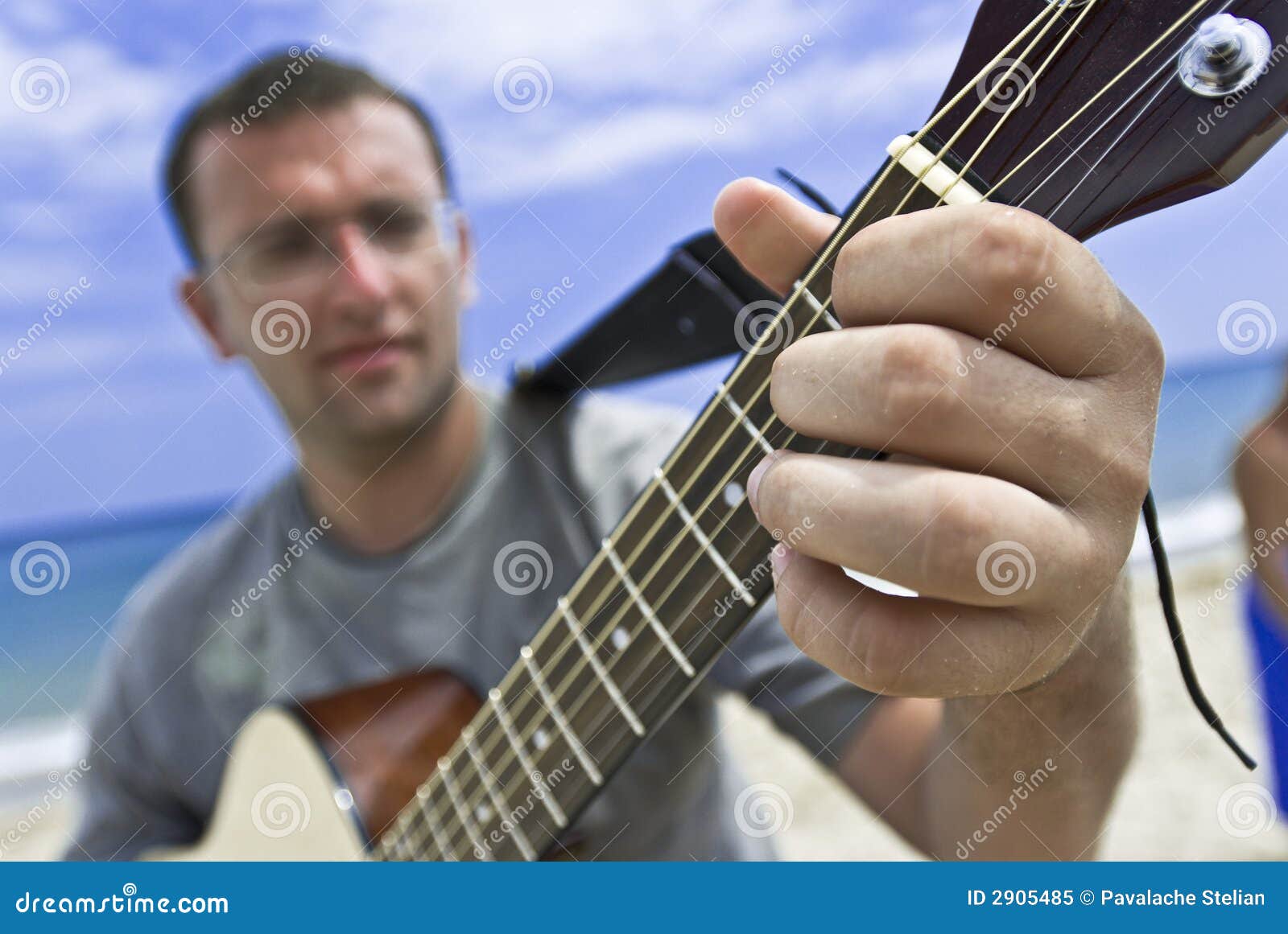 Hombre Joven Que Toca La Guitarra Imagen de archivo Imagen de