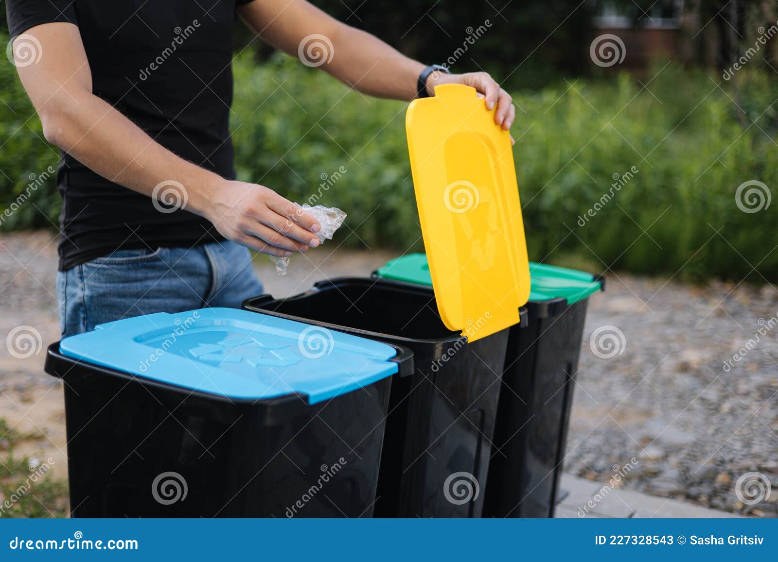 Hombre Lanzando Una Bolsa De Plástico a La Papelera De Reciclaje En El  Patio Trasero. Cierre De La Mano De Humen Sujetar Basura. C Imagen de  archivo - Imagen de reciclaje, mano