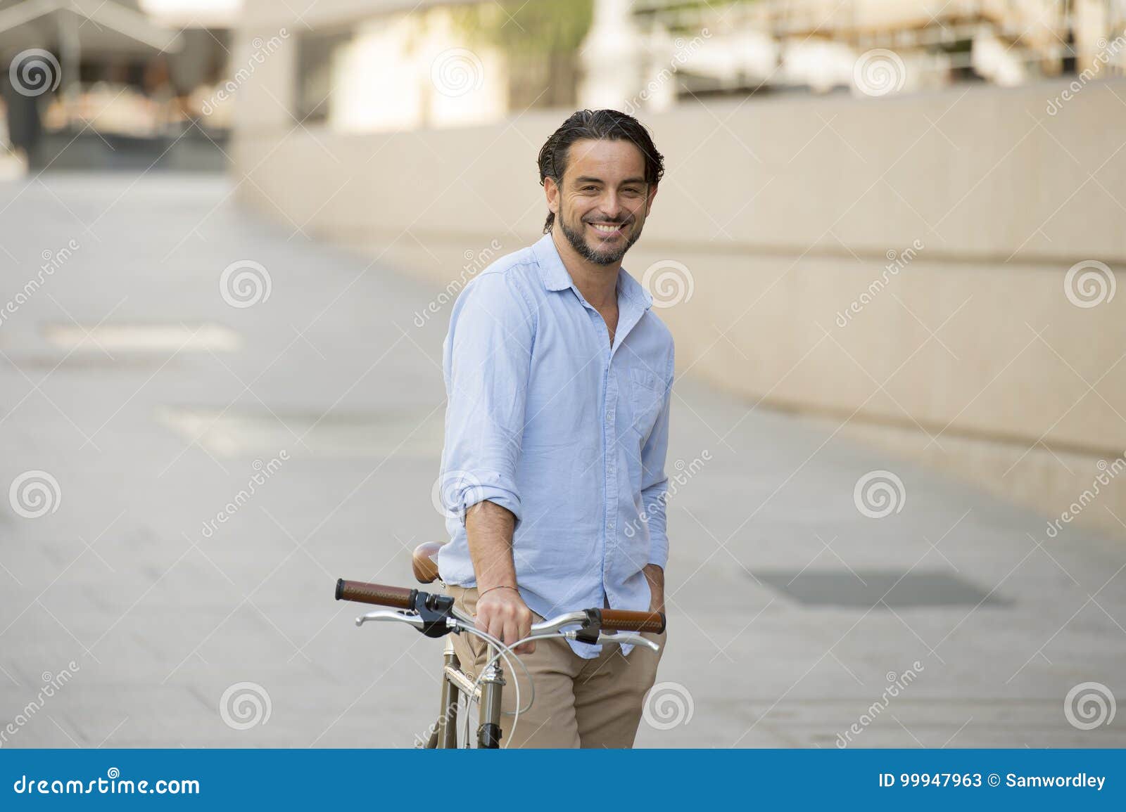 Hombre Latino Atractivo En El Montar Caballo Alegre Sonriente De La De Moda En La Bicicleta Retra Fresca Del Imagen de archivo - Imagen de fresco, cara: 99947963