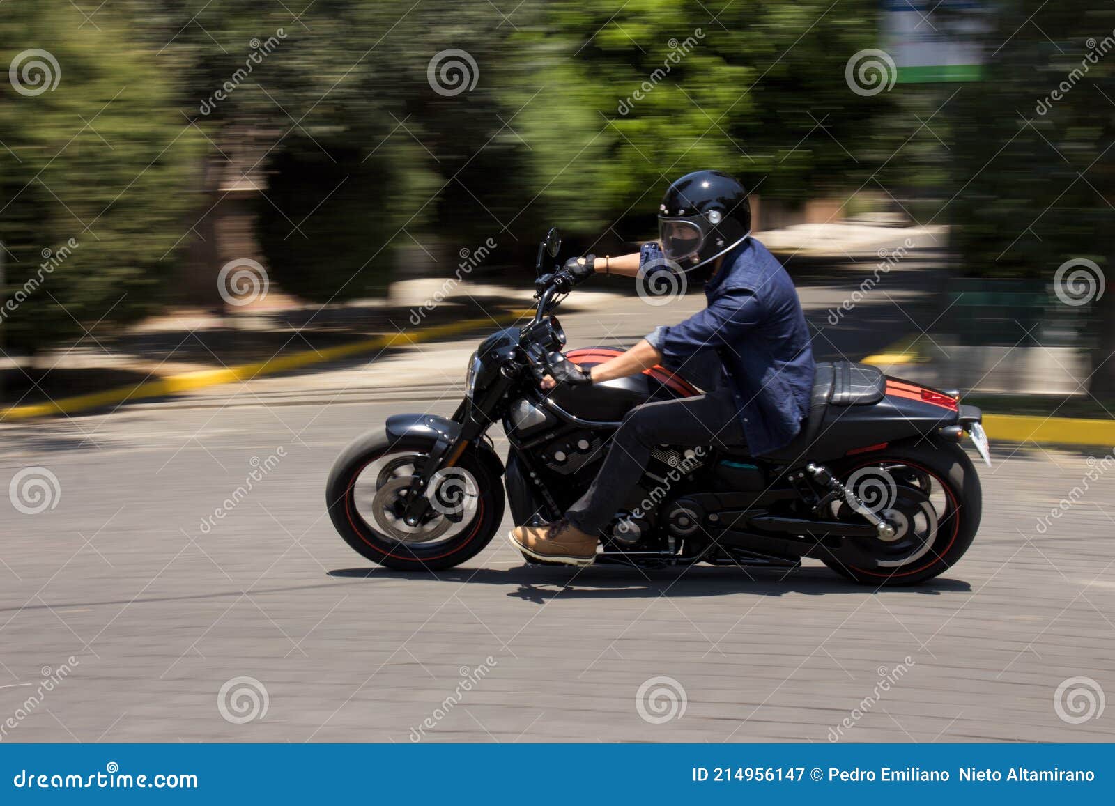 Hombre Caucásico En Una Motocicleta Con Ropa Casual. Imagen de - Imagen de ropas, 214956147