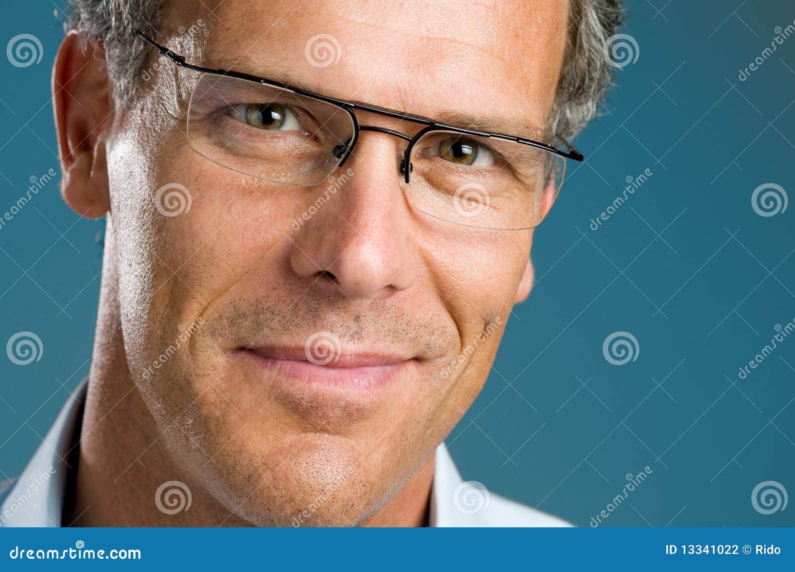 Hombre Maduro Sonriente Con Los Vidrios Foto de archivo Imagen de