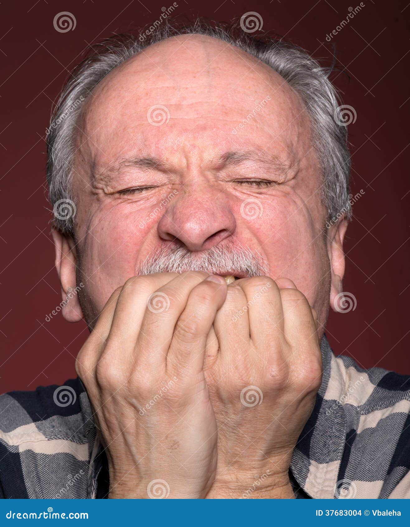 Hombre Mayor Con La Cara Cerrada Por Las Manos Foto De Archivo Imagen