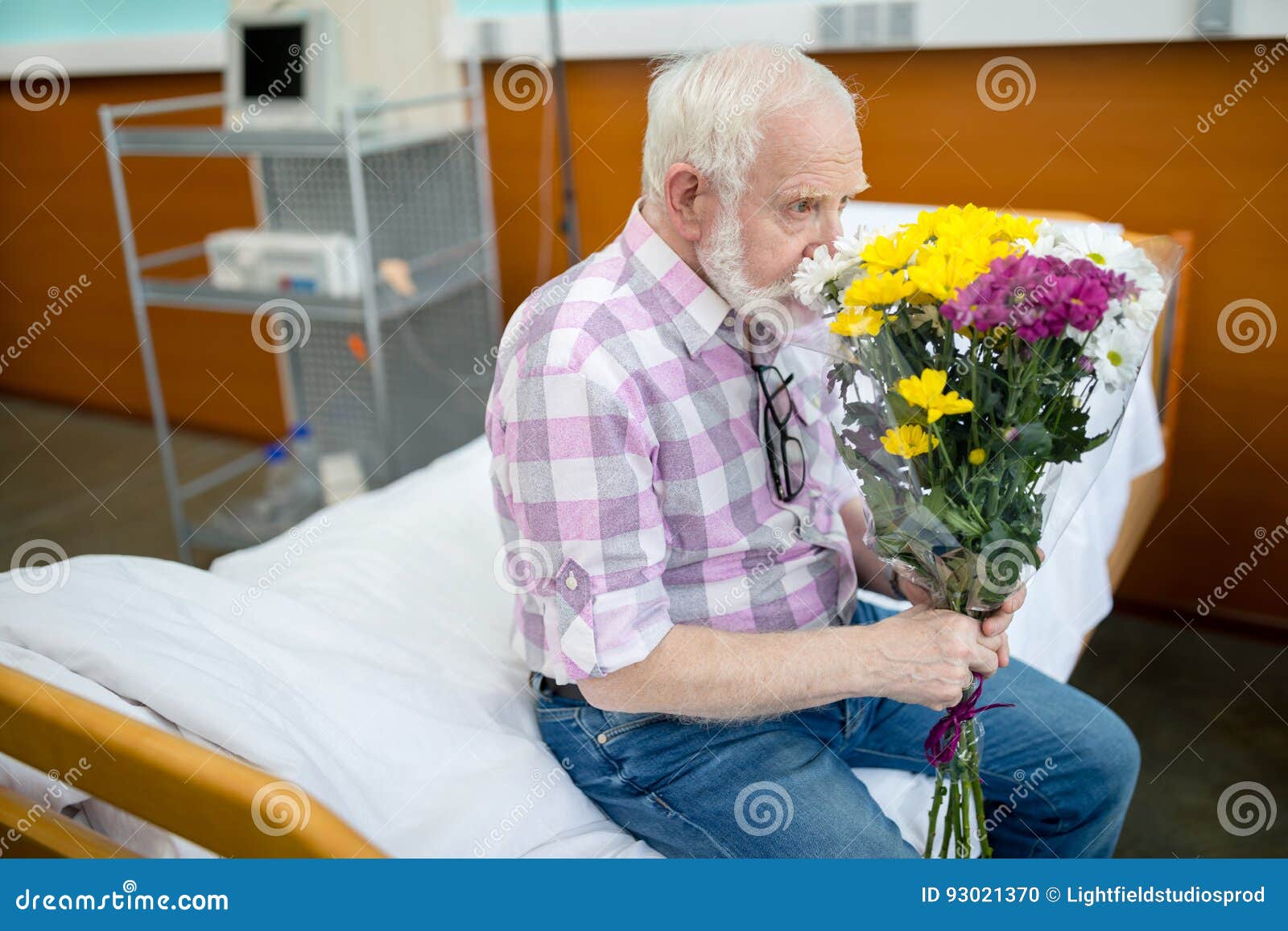 Hombre Mayor Con Las Flores En Hospital Foto de archivo - Imagen de hombre, anteojos: 93021370 Hombre Mayor Con Las Flores En Hospital Foto de archivo - Imagen de hombre, anteojos: 93021370