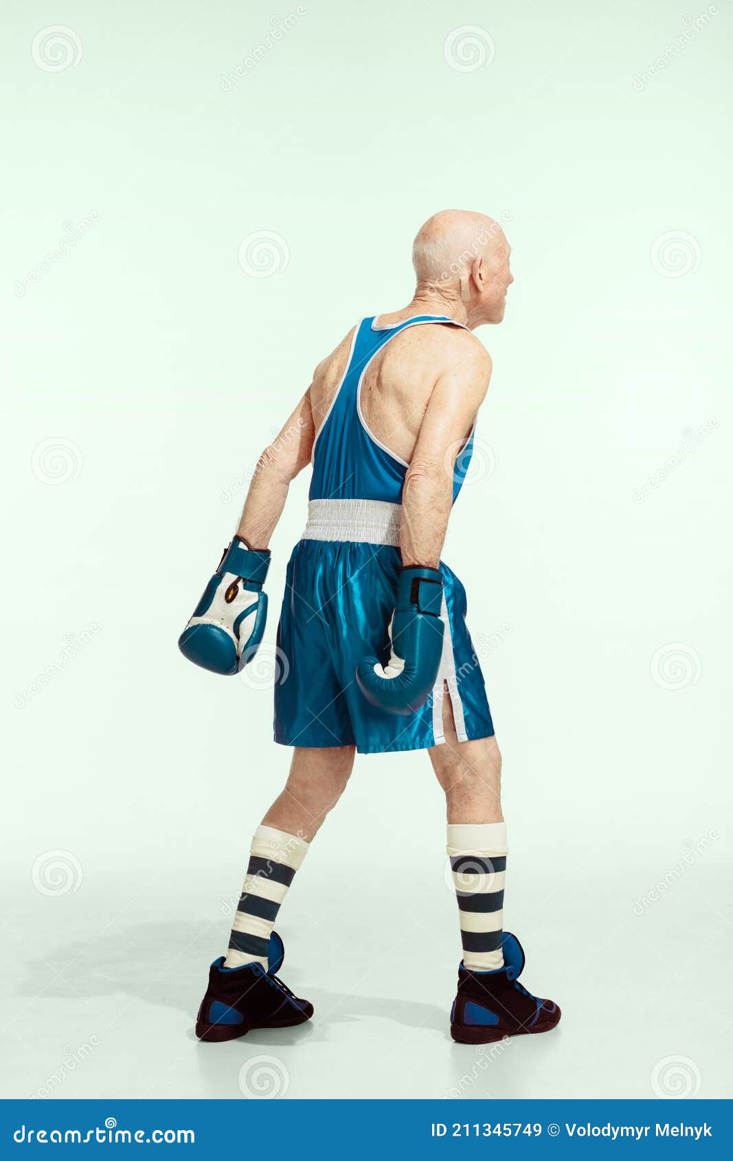 Hombre senior con ropa deportiva de boxeo aislado en la pared del estudio  degradado