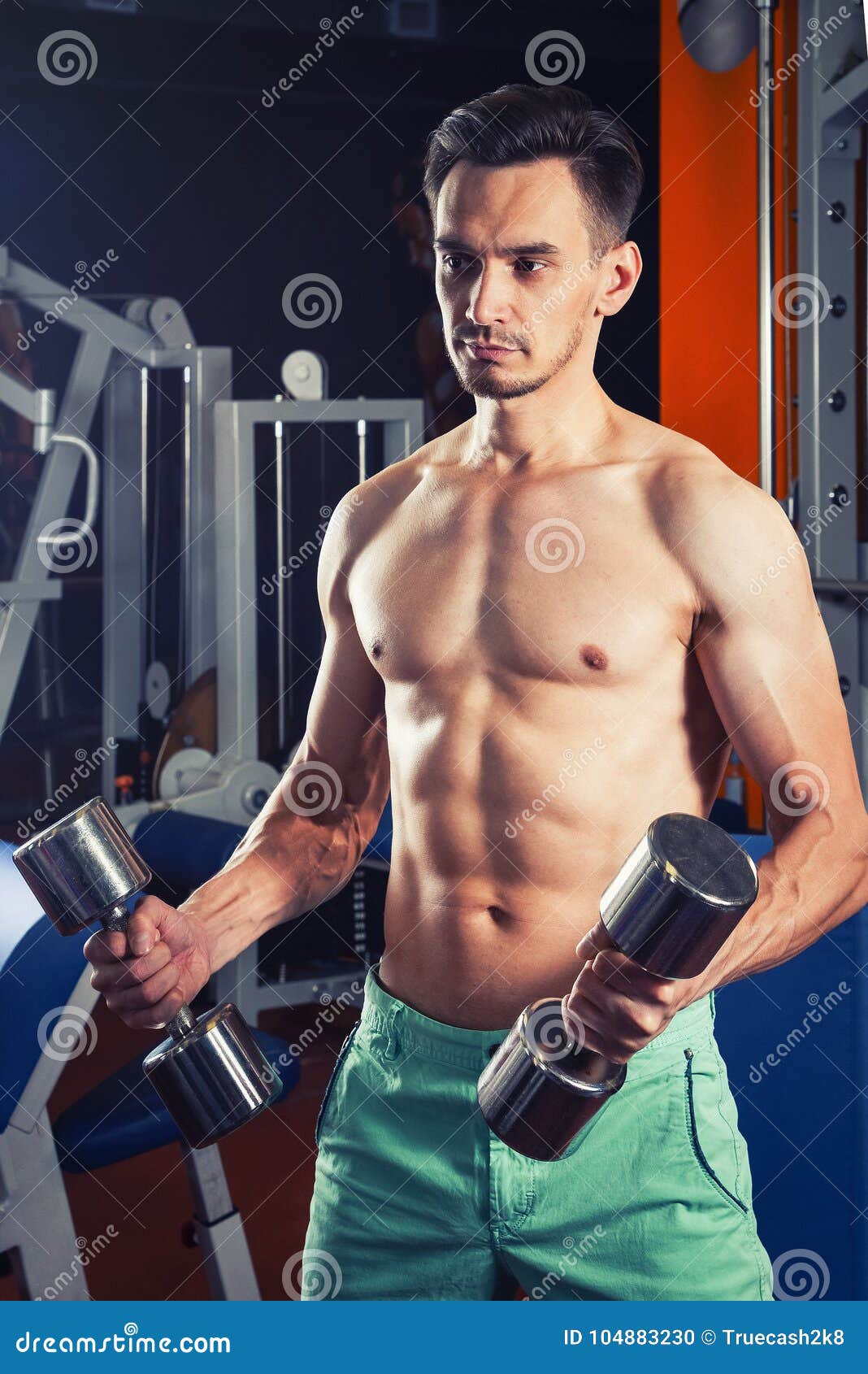 hombre-muscular-hermoso-que-se-resuelve-con-pesas-de-gimnasia-en-el-gimnasio-forma-vida-del-levantamiento-deporte-y-la-aptitud-104883230.jpg