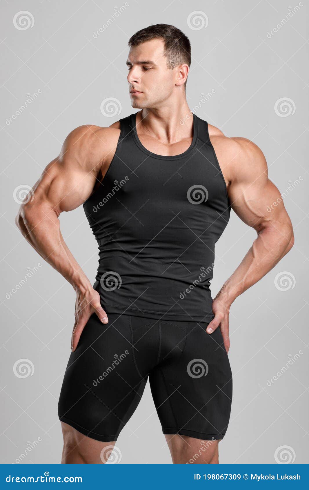 Hombre Musculoso Con Ropa Deportiva De Compresión Negra En Fondo Gris Imagen de archivo - Imagen de negro: