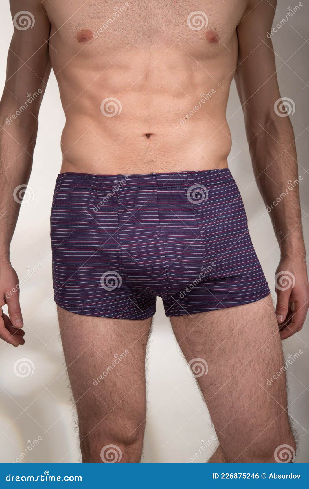 Hombre Musculoso En Ropa Interior Cortas Interior En Un Fondo Ligero Foto de - Imagen de escrito, cortocircuitos: