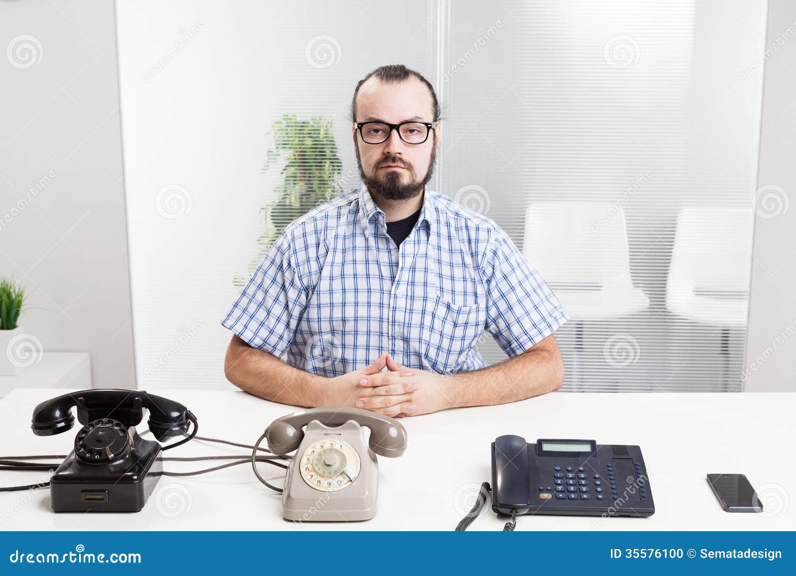 Hombre muy ocupado foto de archivo. Imagen de felicidad 35576100