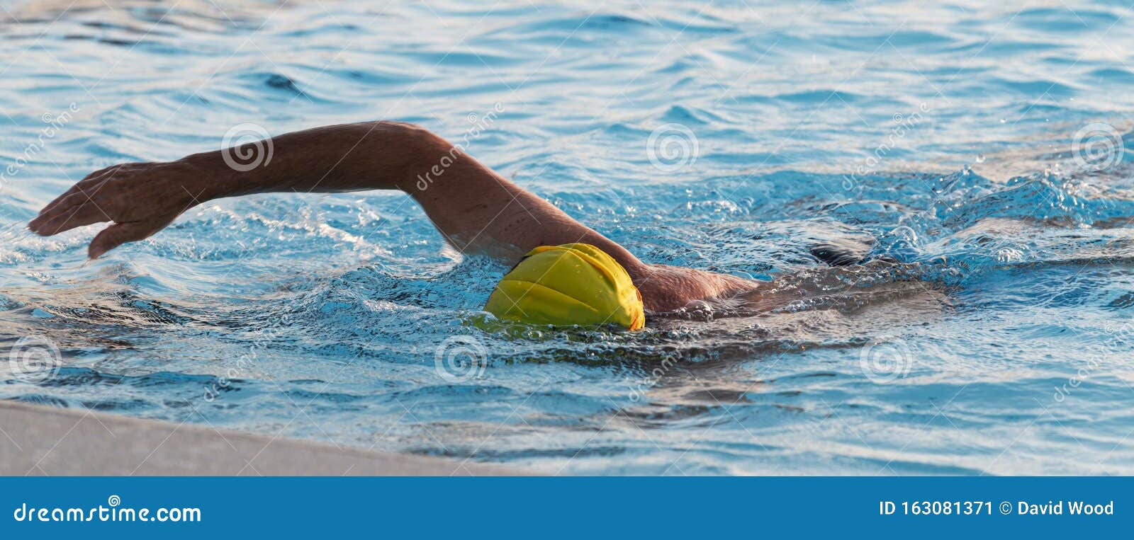 Hombre Nadando En Una Piscina Exterior Con Gorro De Baño Amarillo Imagen de  archivo - Imagen de nadador, adulto: 163081371