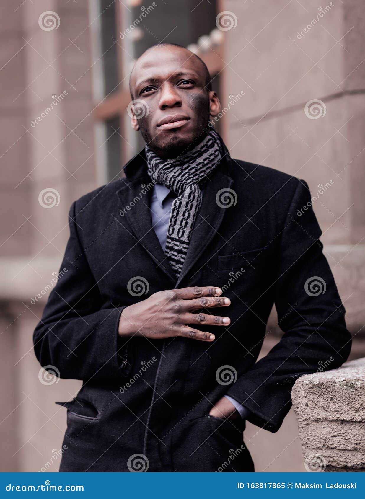 Hombre Negro Africano Vestido Imagen de archivo - Imagen de cara, ciudad:  163817865