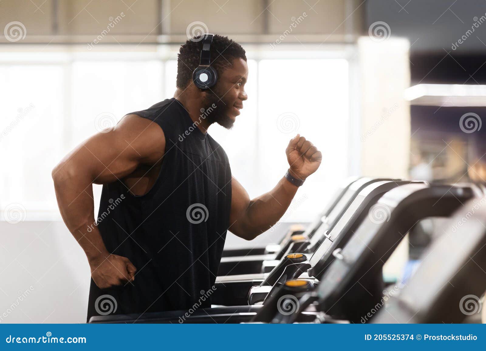 Hombre Negro Muscular En Auriculares Inalámbricos Modernos