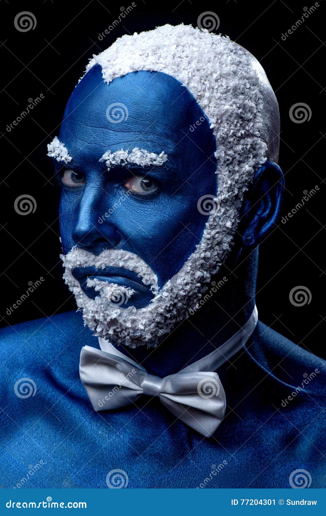 Hombre Pintado En Color Azul Con El Pelo Nevoso Y La Barba Que Hacen Muecas  Imagen de archivo - Imagen de barba, cara: 77204301