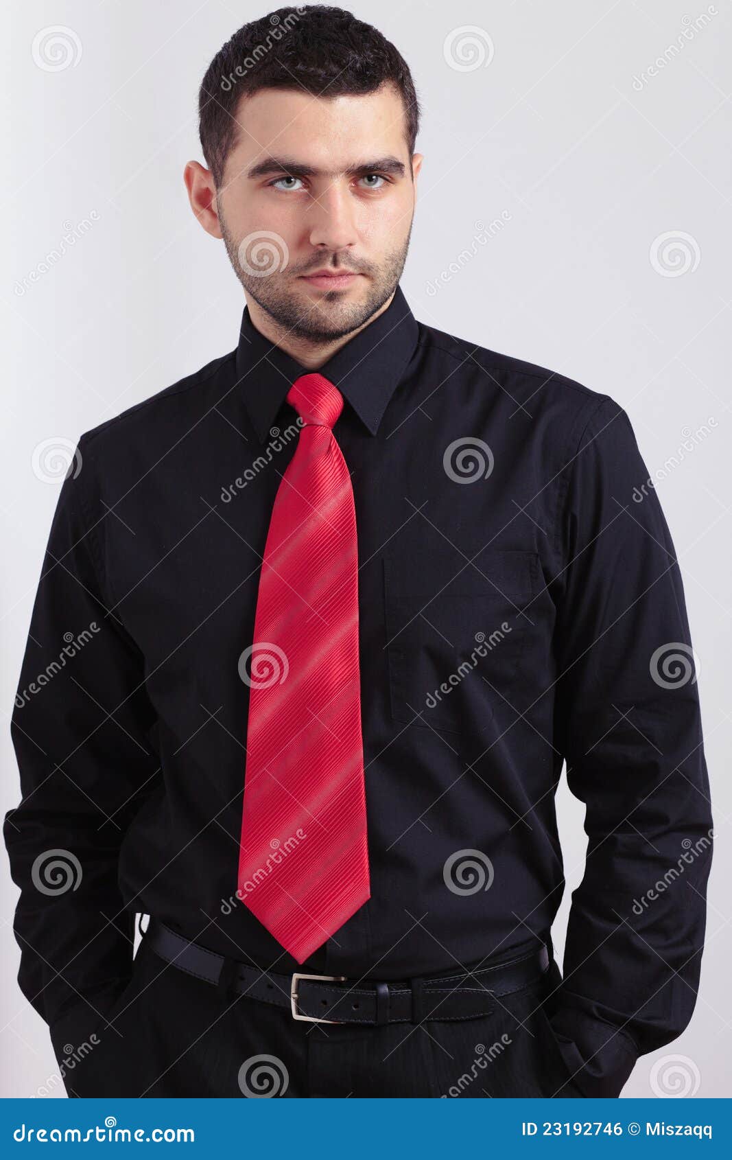 Hombre Preocupante Joven En Camisa Negra Y Corbata Roja Foto de archivo - de persona, hombre: 23192746