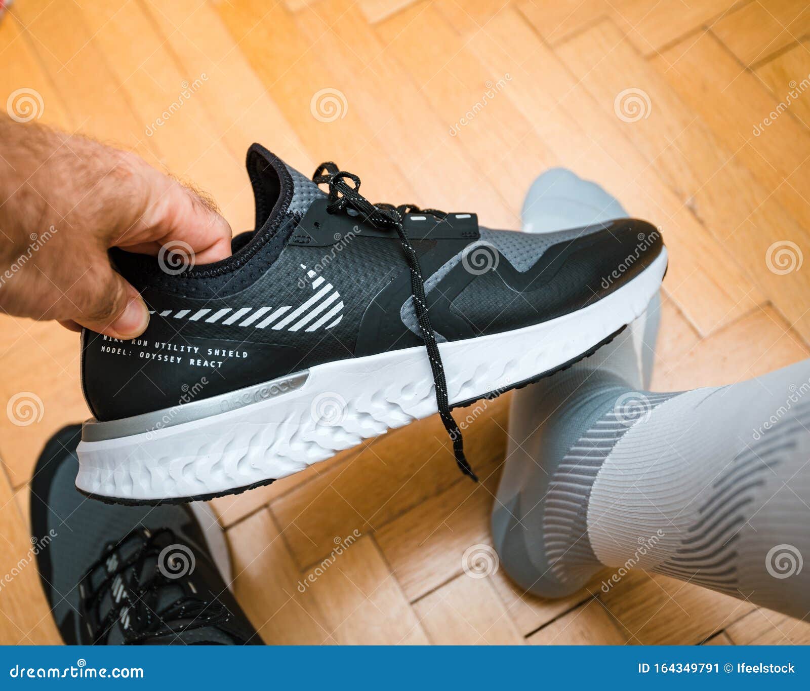 Hombre Probando Modelo Nike Odyssey React Shield 2 Zapatillas Correr Foto editorial - de aptitud, ocasional: