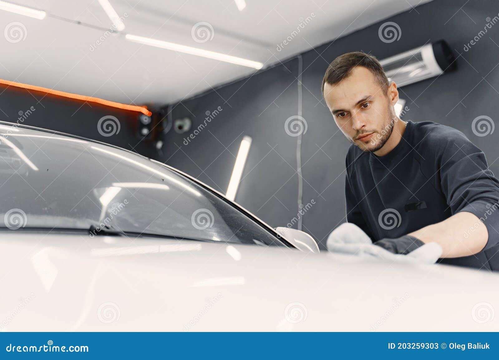 Hombre Pulir Un Auto En Un Garaje Imagen de archivo - Imagen de cera,  parte: 203259303