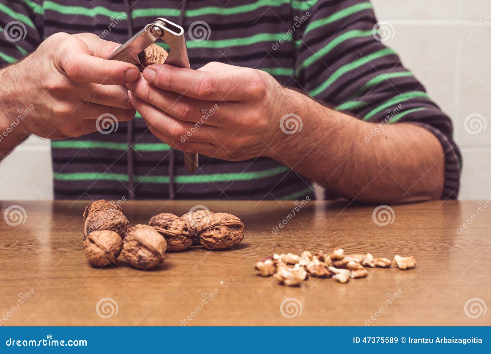 Hombre Que Abre Algunas Nueces En Una Tabla Imagen de archivo - Imagen de  fuerza, comer: 47375589